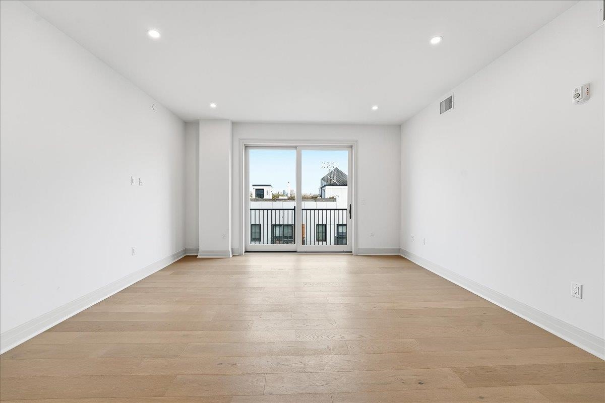 921 MADISON ST Unit: 605