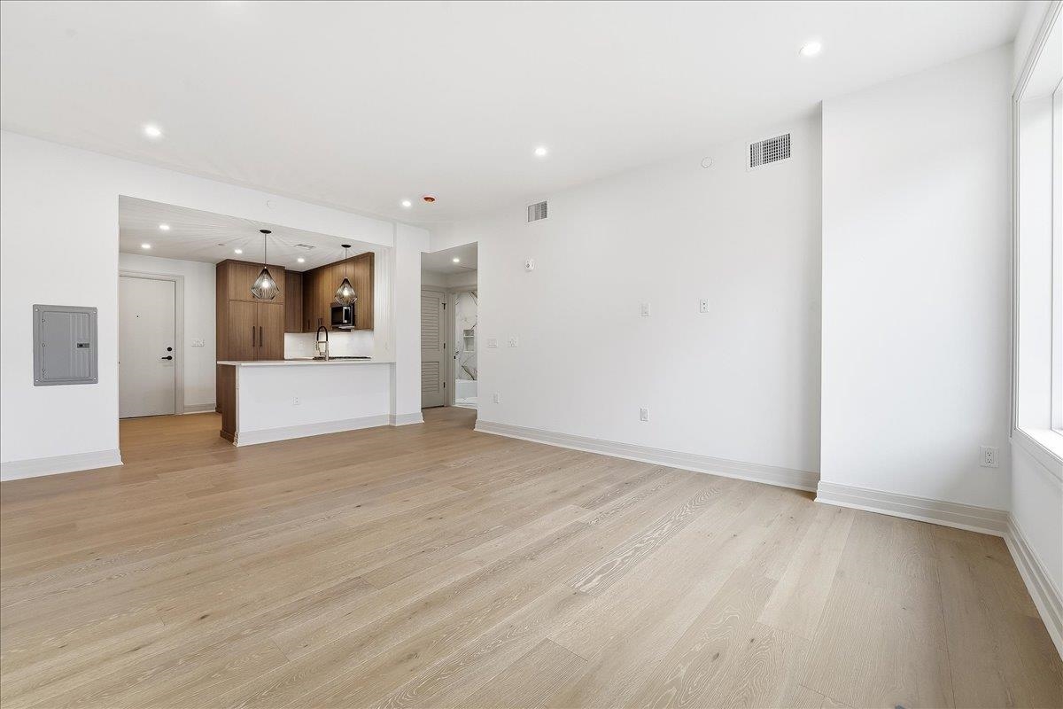 921 MADISON ST Unit: 607