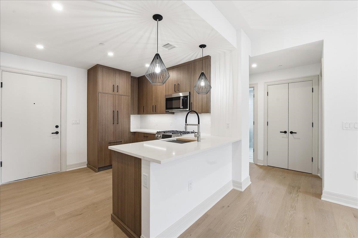 921 MADISON ST Unit: 607