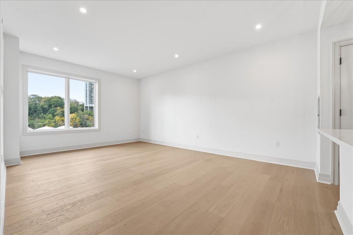 921 MADISON ST Unit: 607