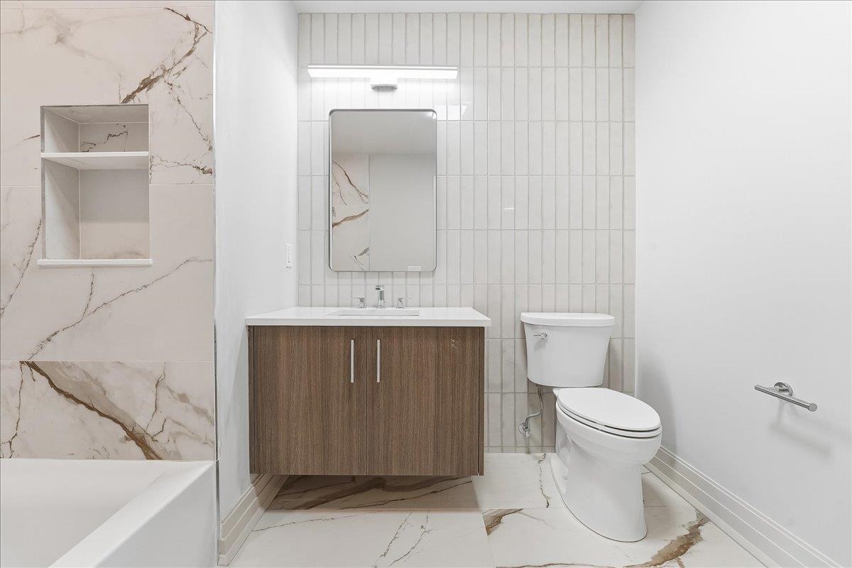 921 MADISON ST Unit: 607