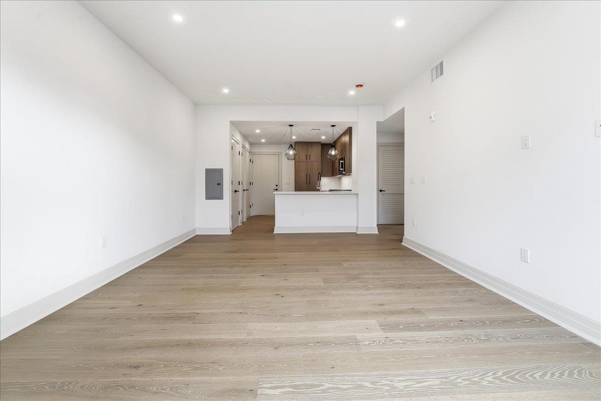 921 MADISON ST Unit: 607