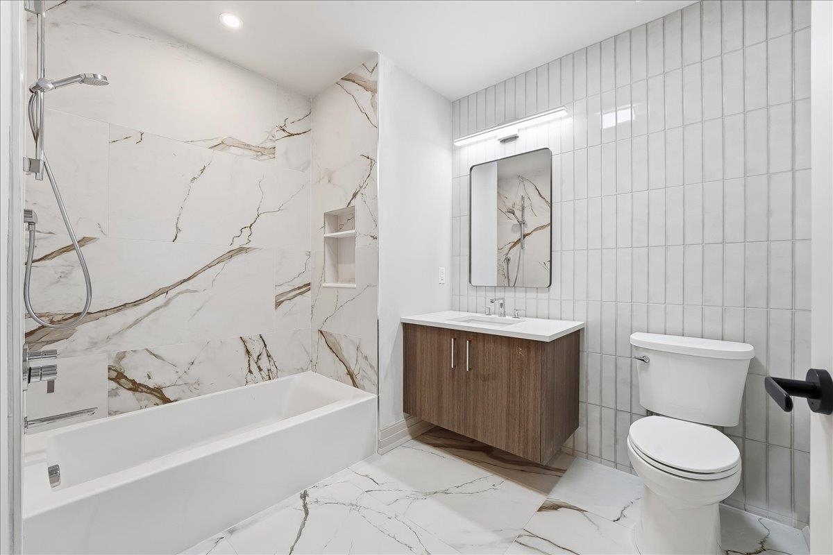 921 MADISON ST Unit: 607