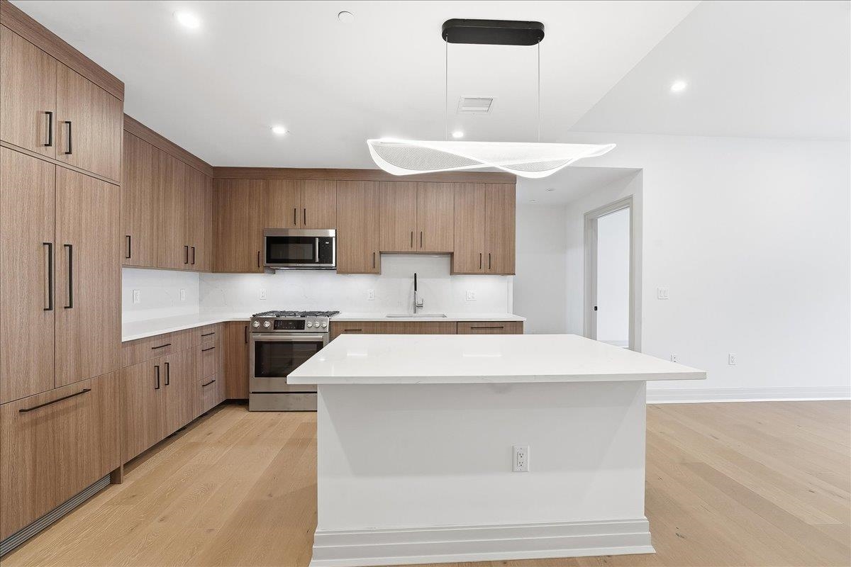 921 MADISON ST Unit: 608