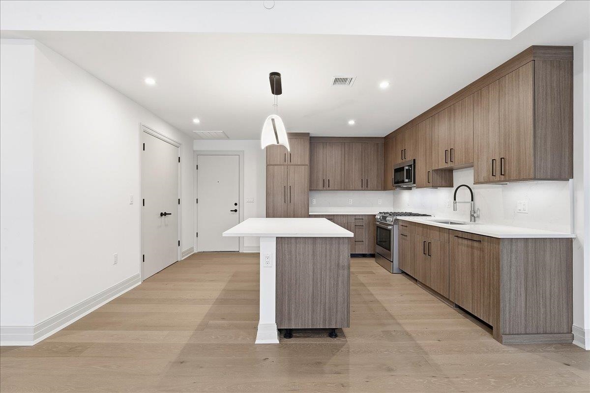 921 MADISON ST Unit: 608