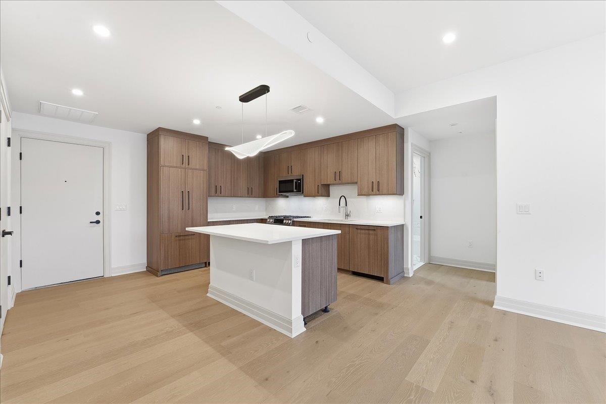 921 MADISON ST Unit: 608