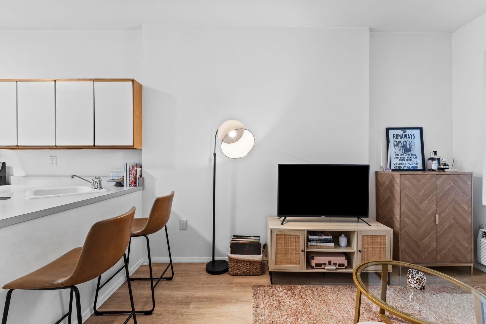 70 PARK AVE Unit: 1R