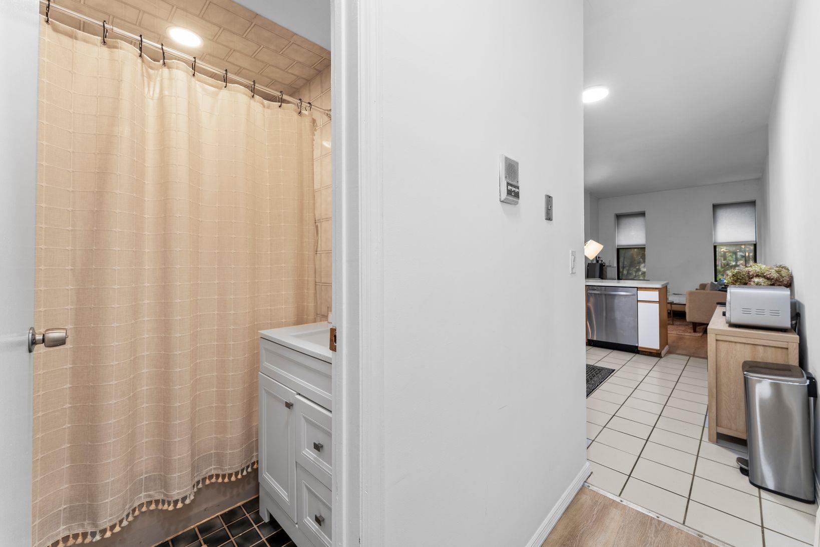 70 PARK AVE Unit: 1R