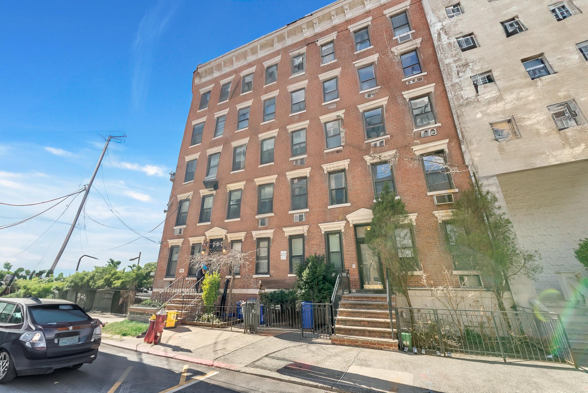 70 PARK AVE Unit: 1R