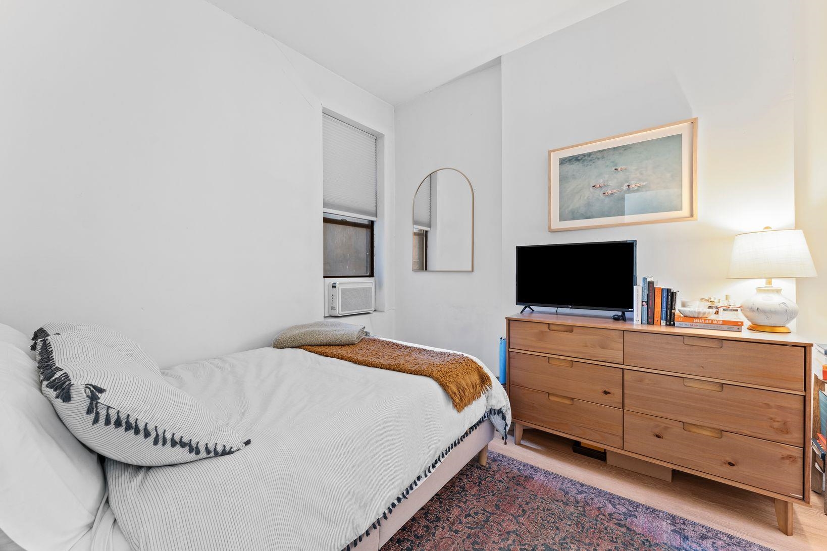 70 PARK AVE Unit: 1R