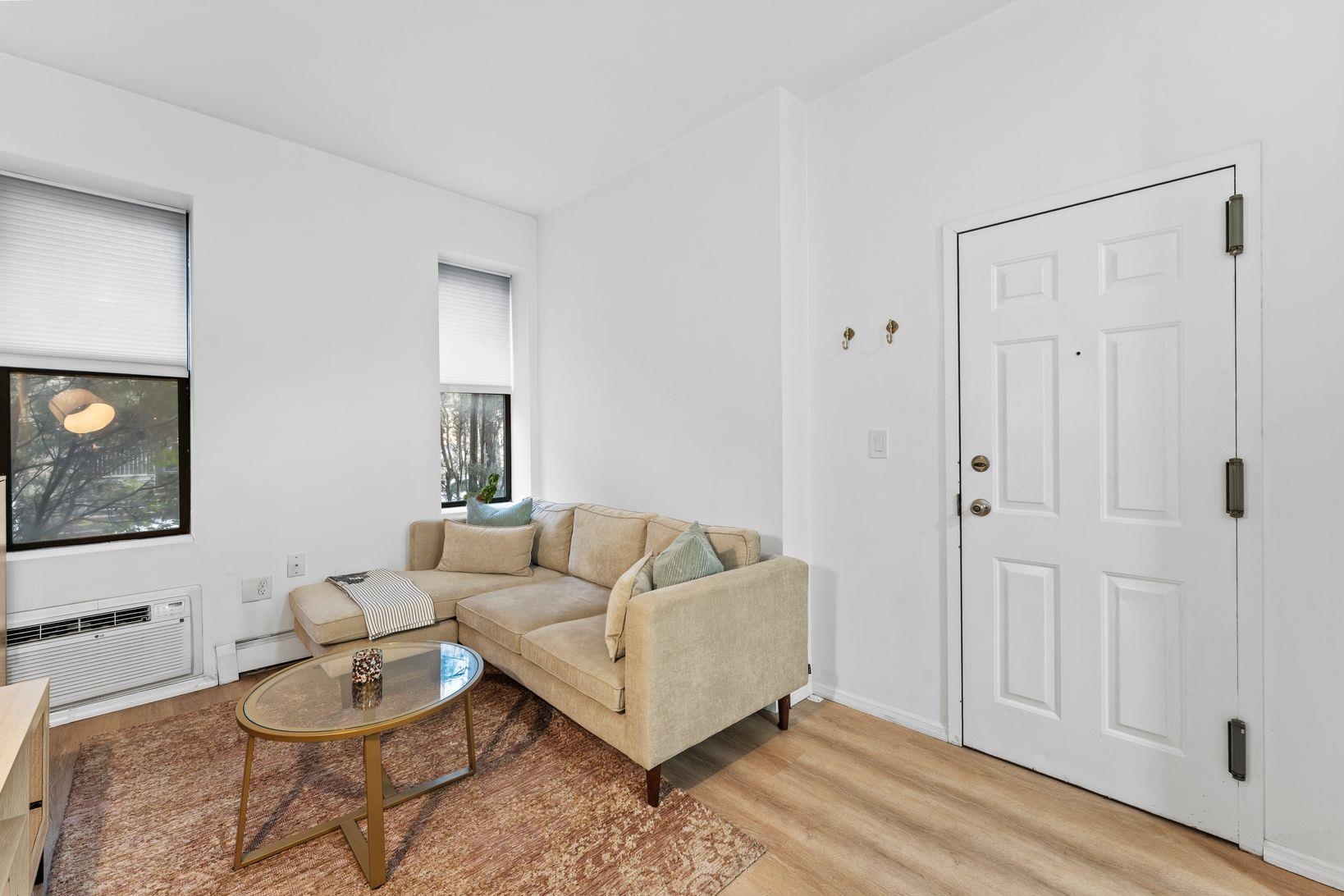 70 PARK AVE Unit: 1R