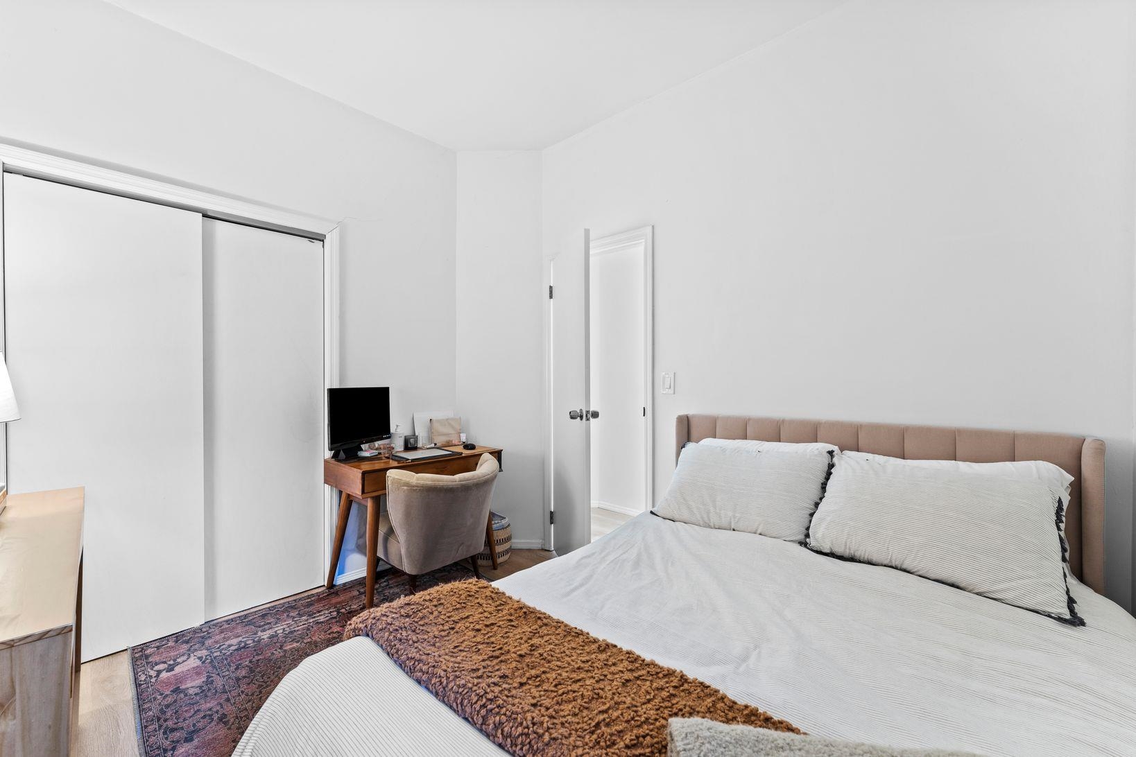 70 PARK AVE Unit: 1R