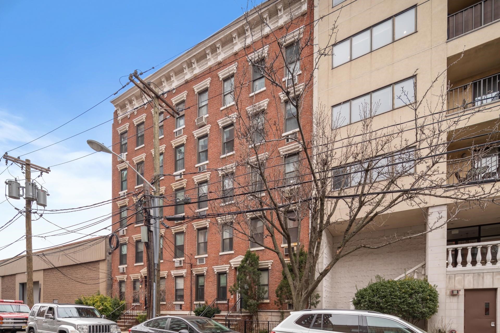 70 PARK AVE Unit: 1R