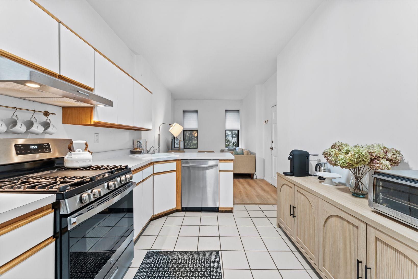 70 PARK AVE Unit: 1R