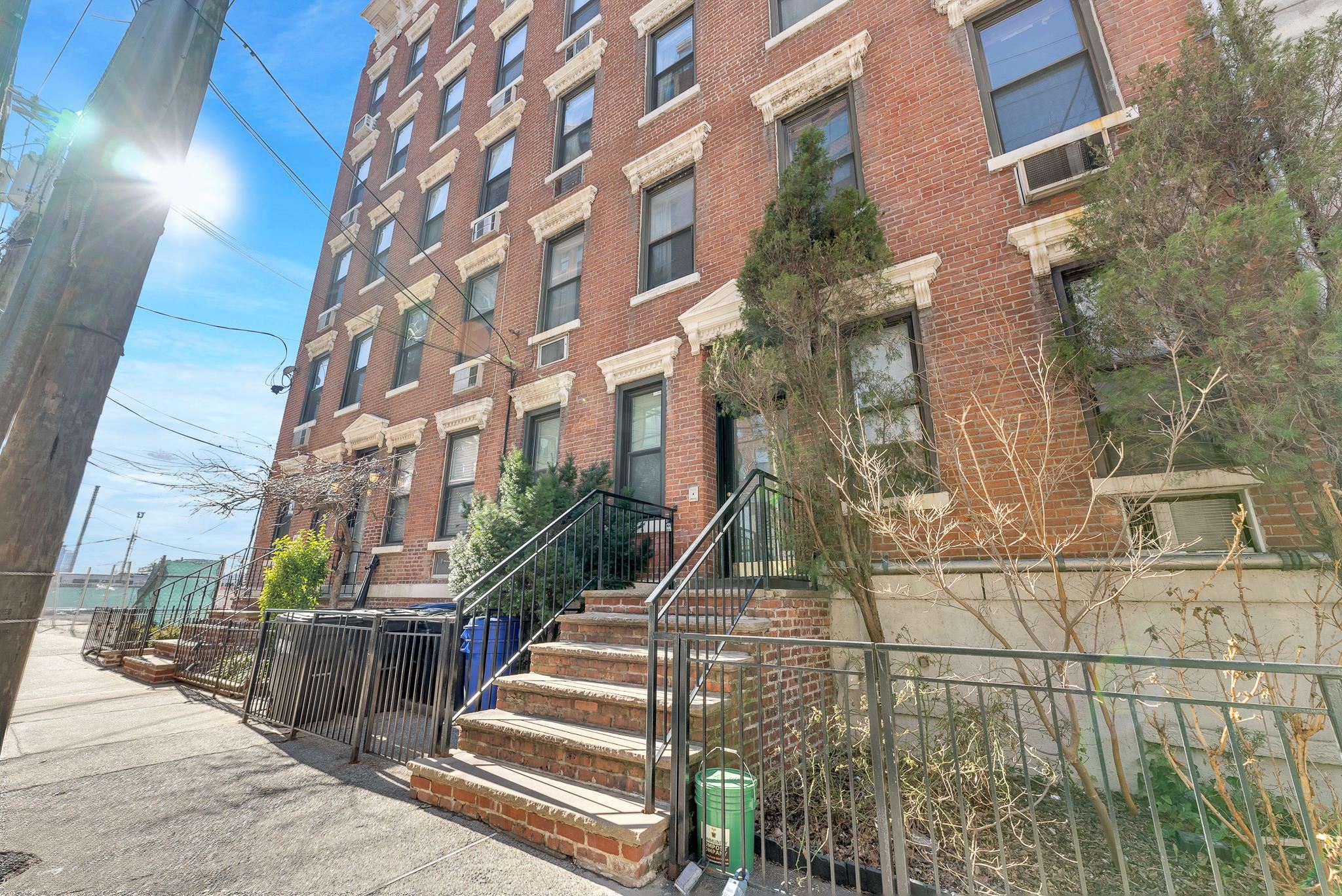 70 PARK AVE Unit: 1R