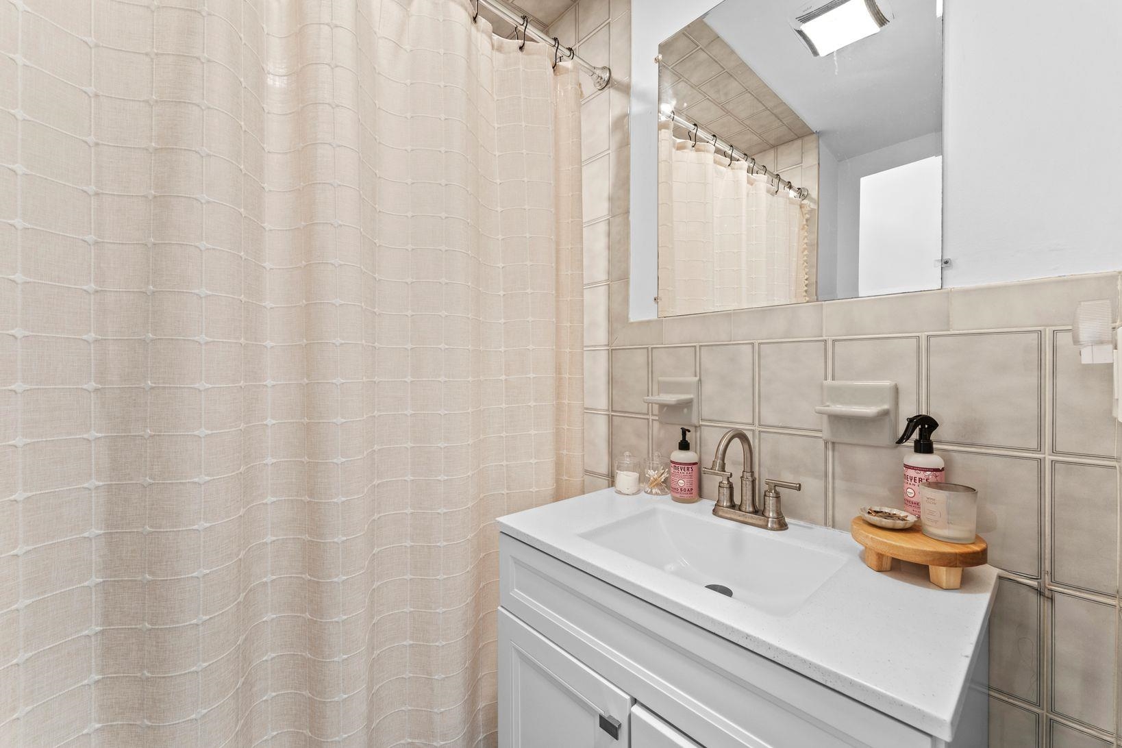 70 PARK AVE Unit: 1R