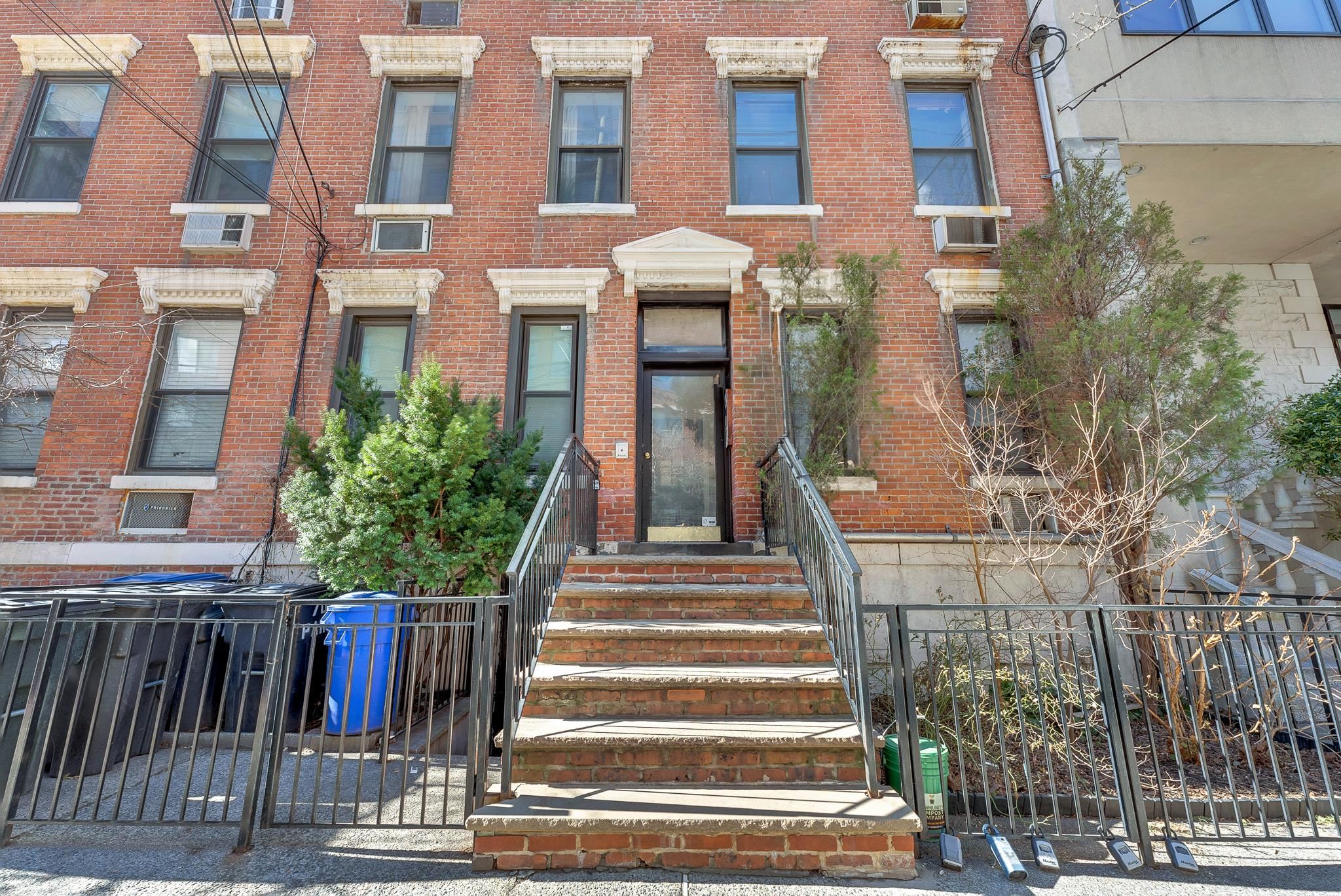 70 PARK AVE Unit: 1R