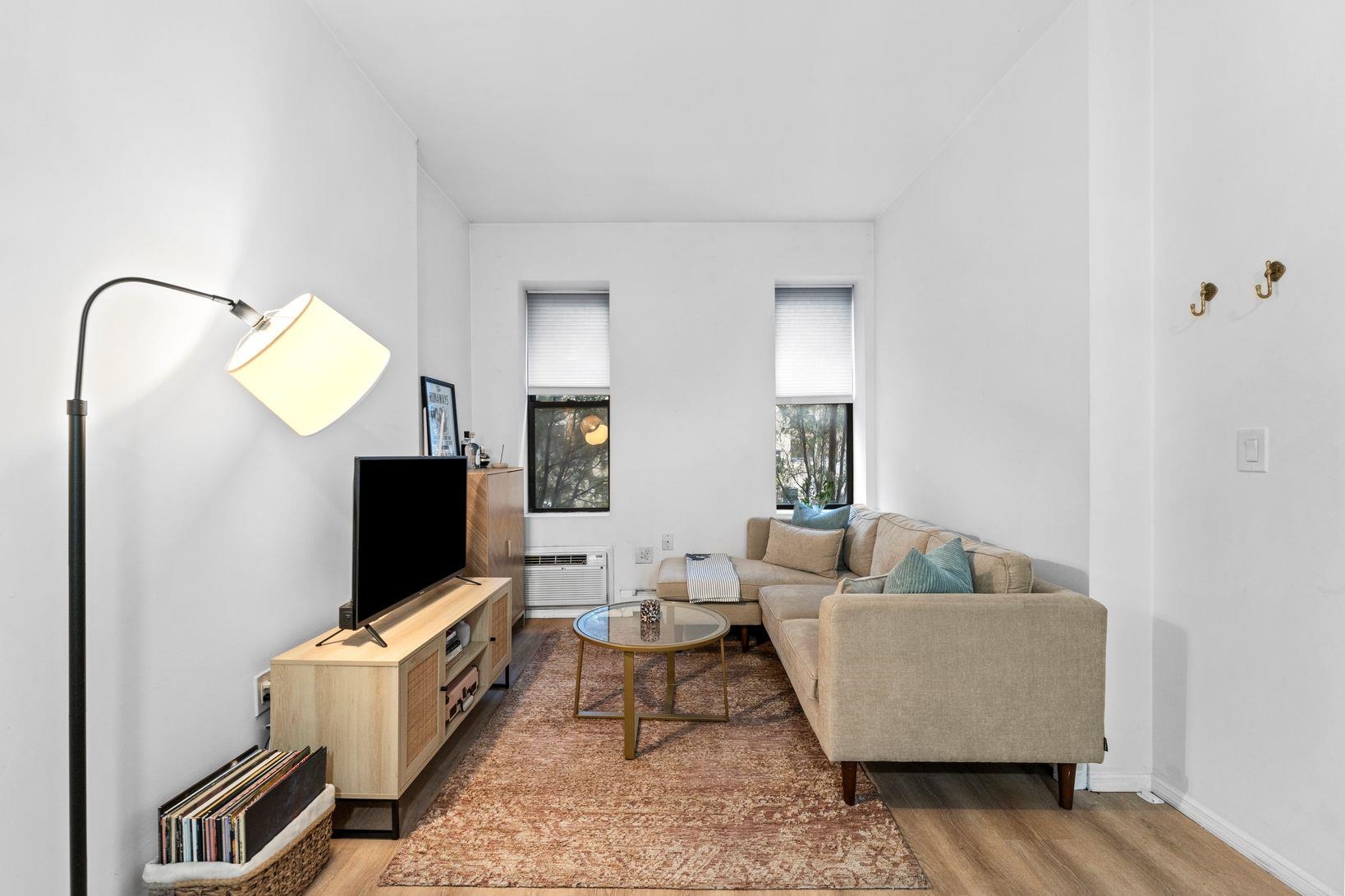 70 PARK AVE Unit: 1R