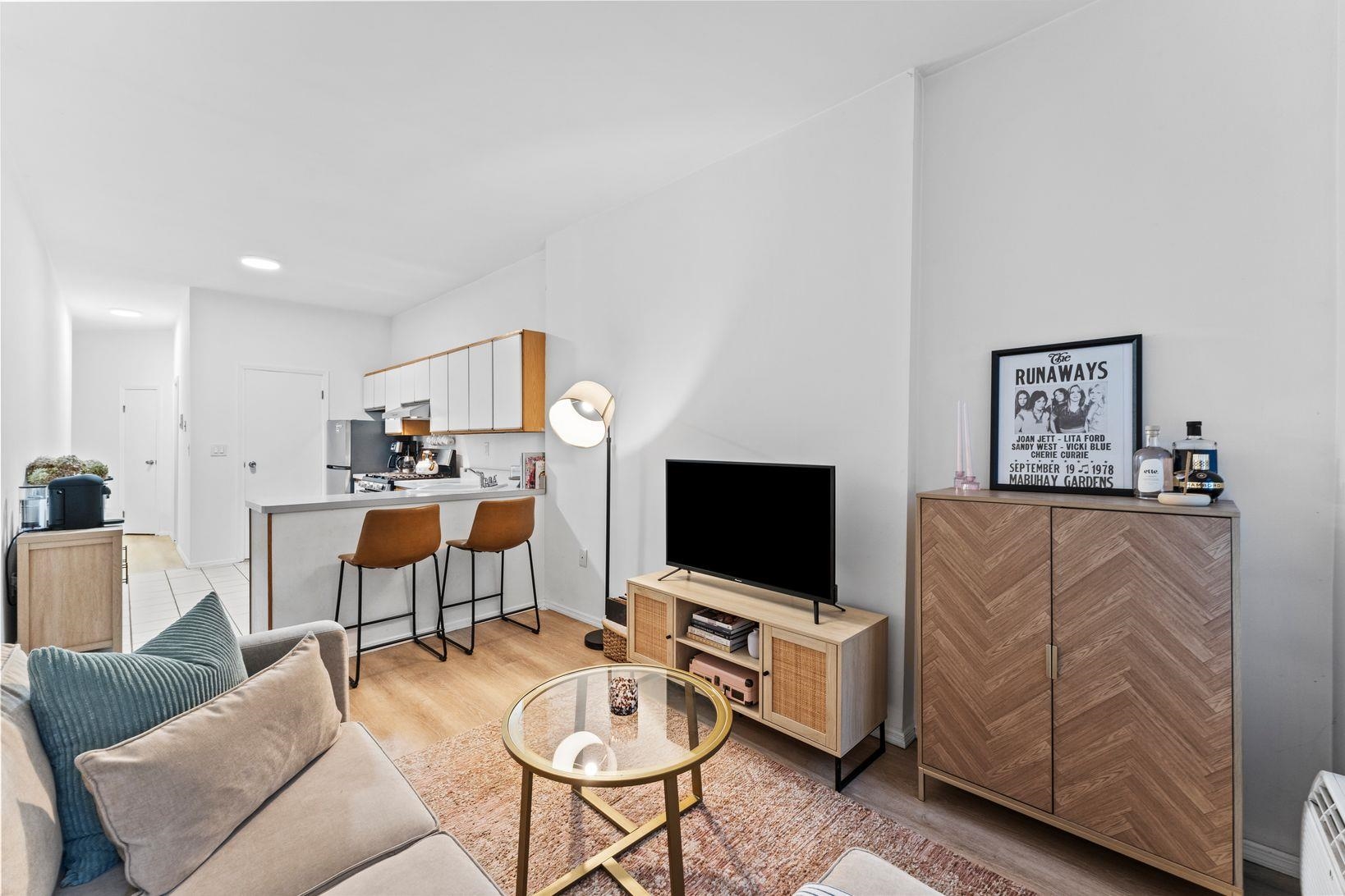 70 PARK AVE Unit: 1R