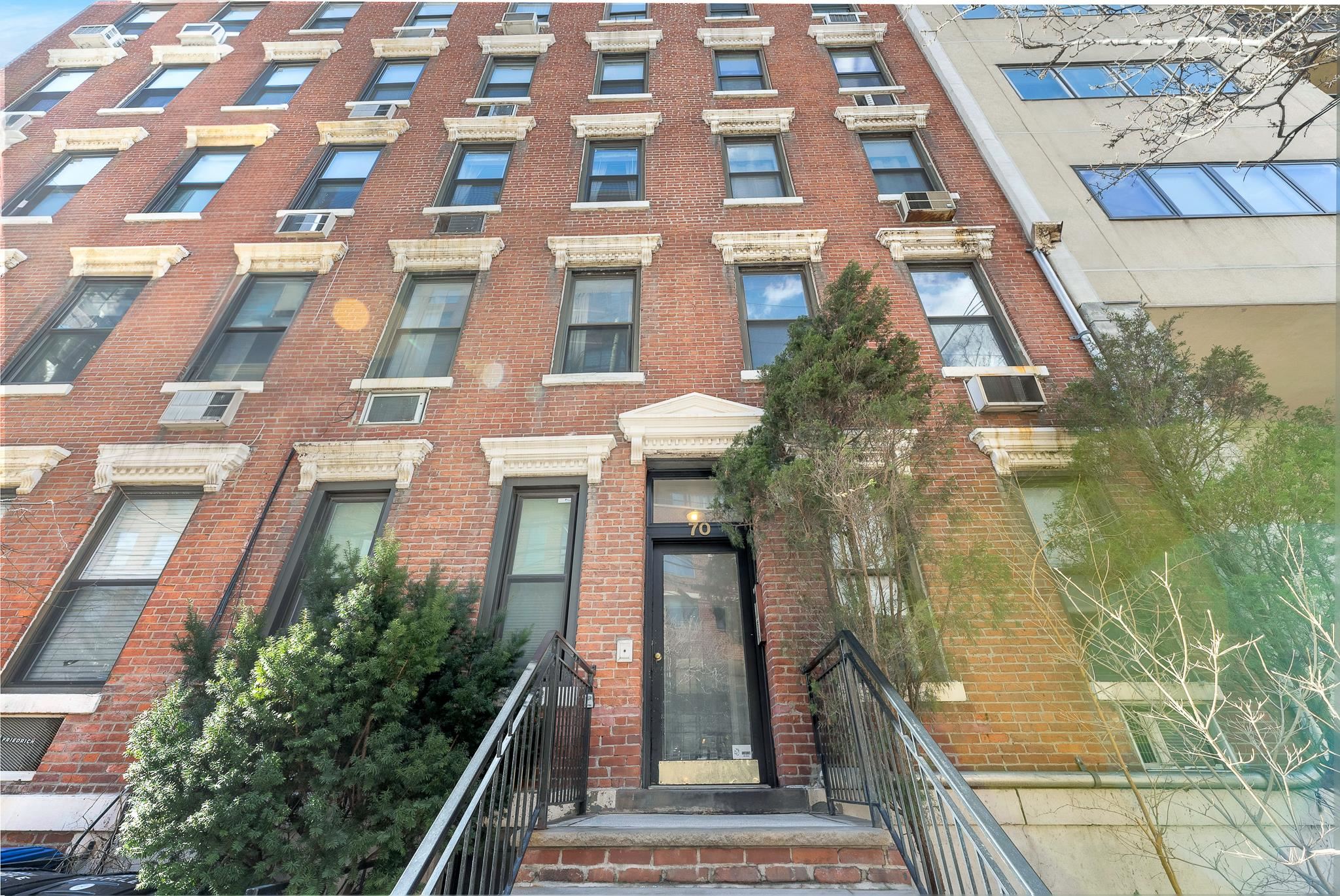 70 PARK AVE Unit: 1R