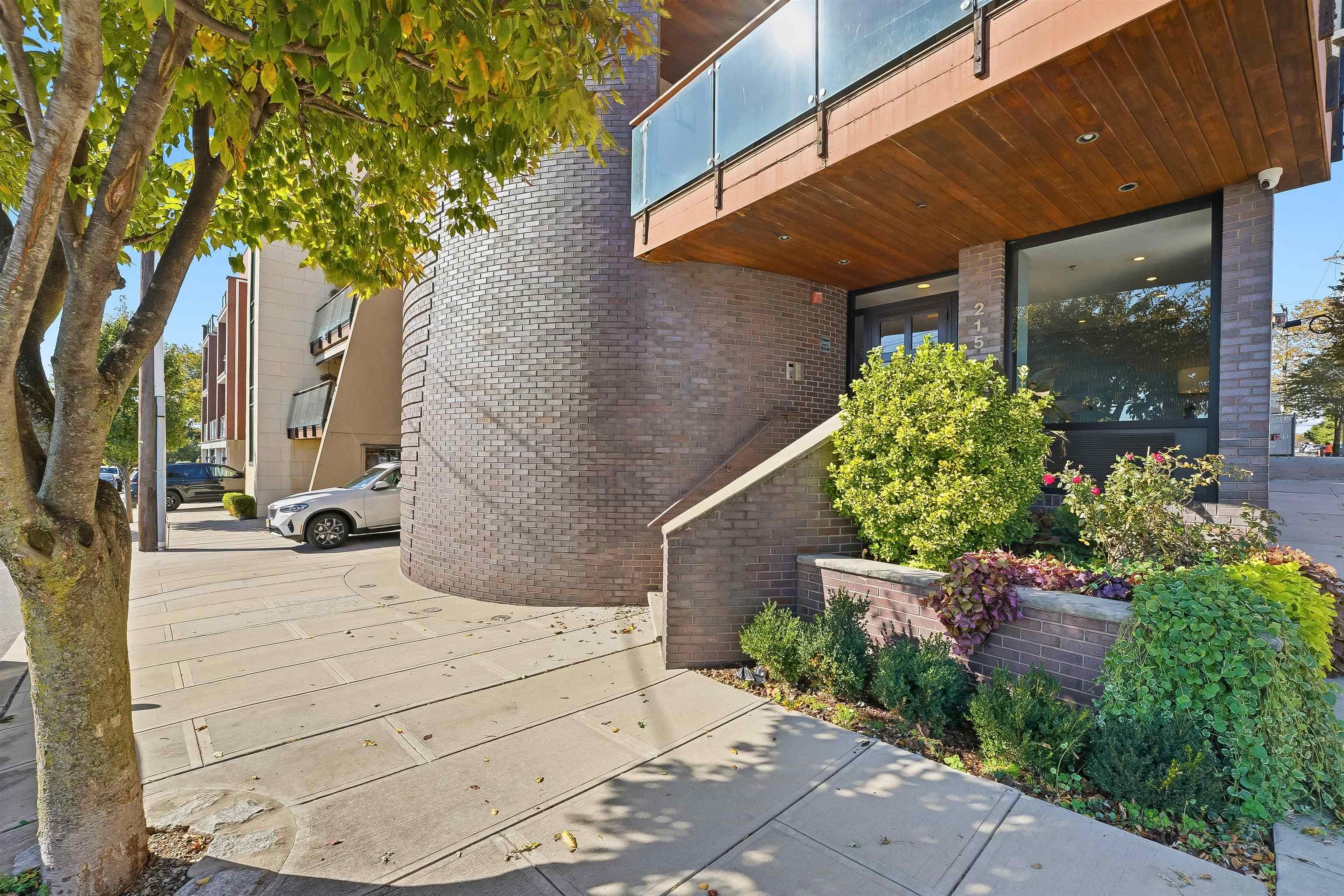 215 MANHATTAN AVE Unit: 4B