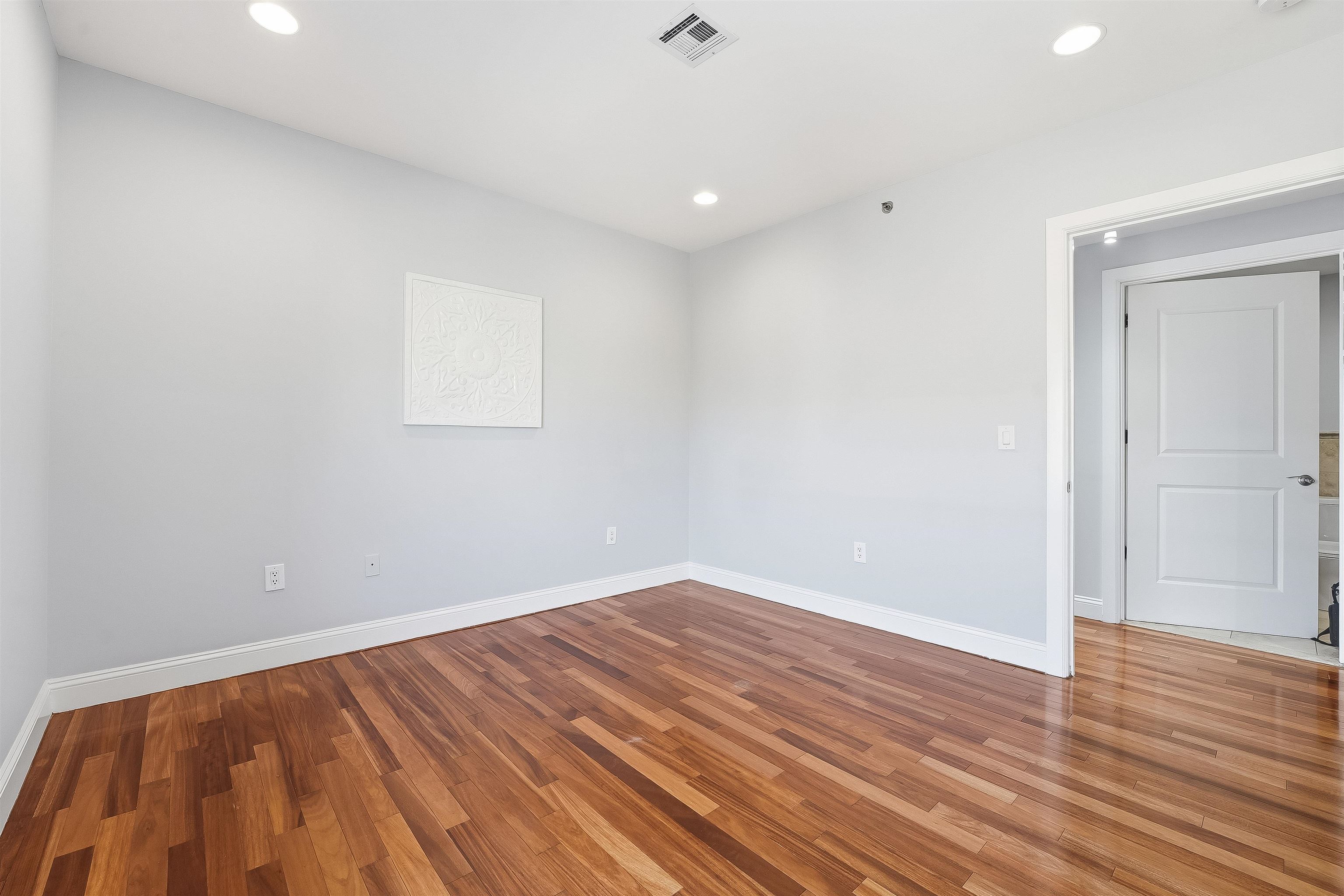 215 MANHATTAN AVE Unit: 4B