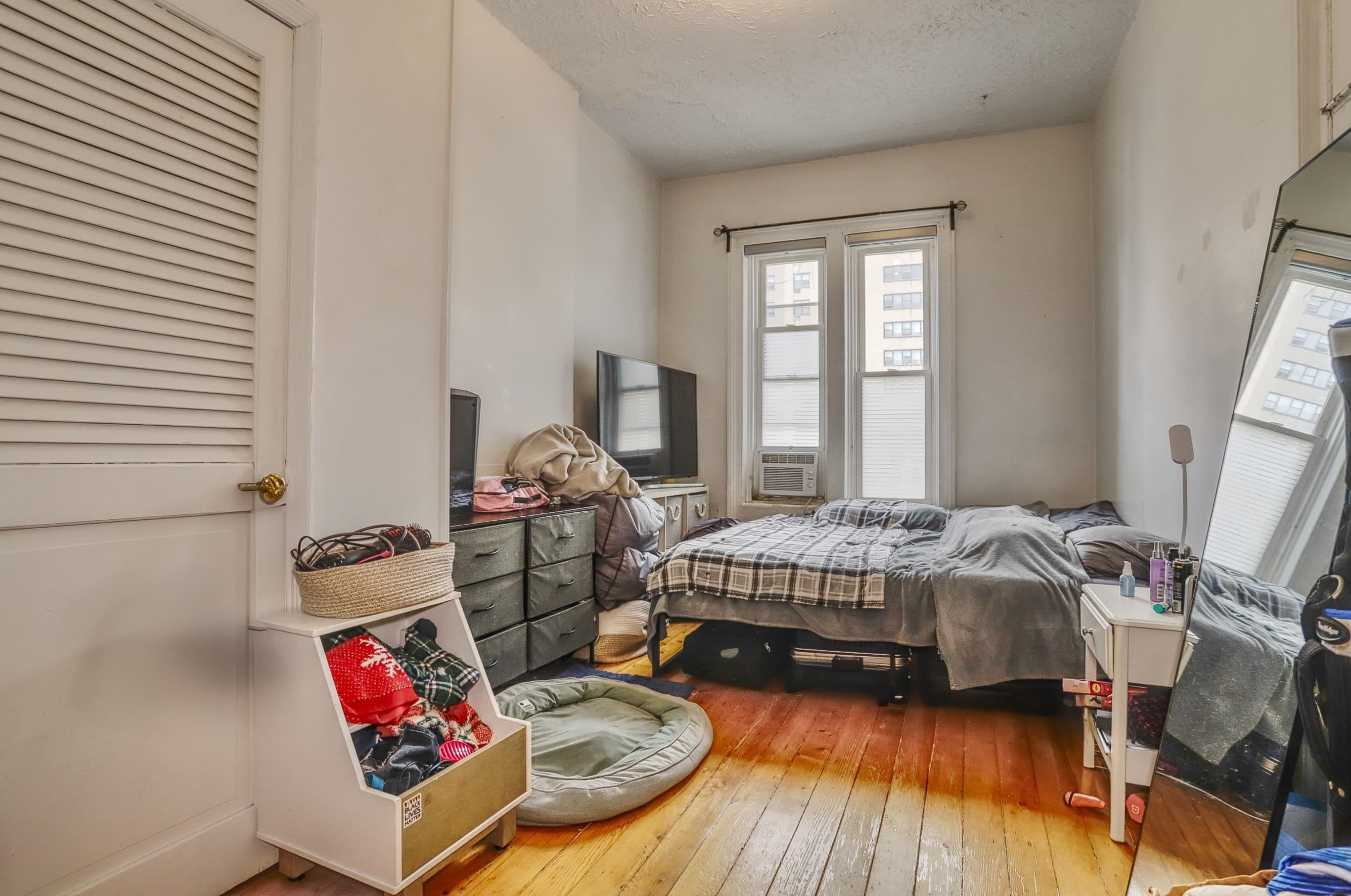 521 WILLOW AVE Unit: 1R