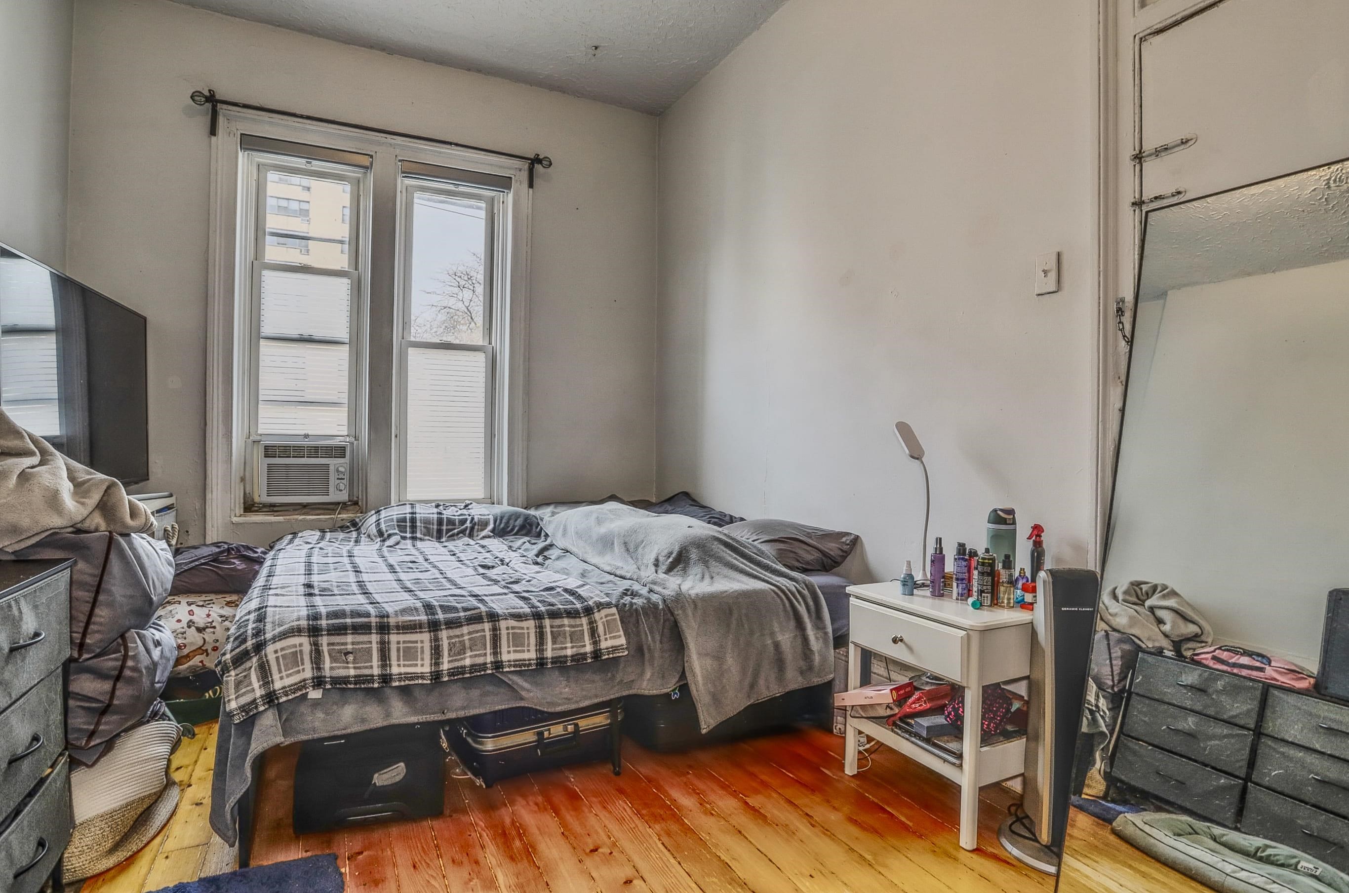 521 WILLOW AVE Unit: 1R