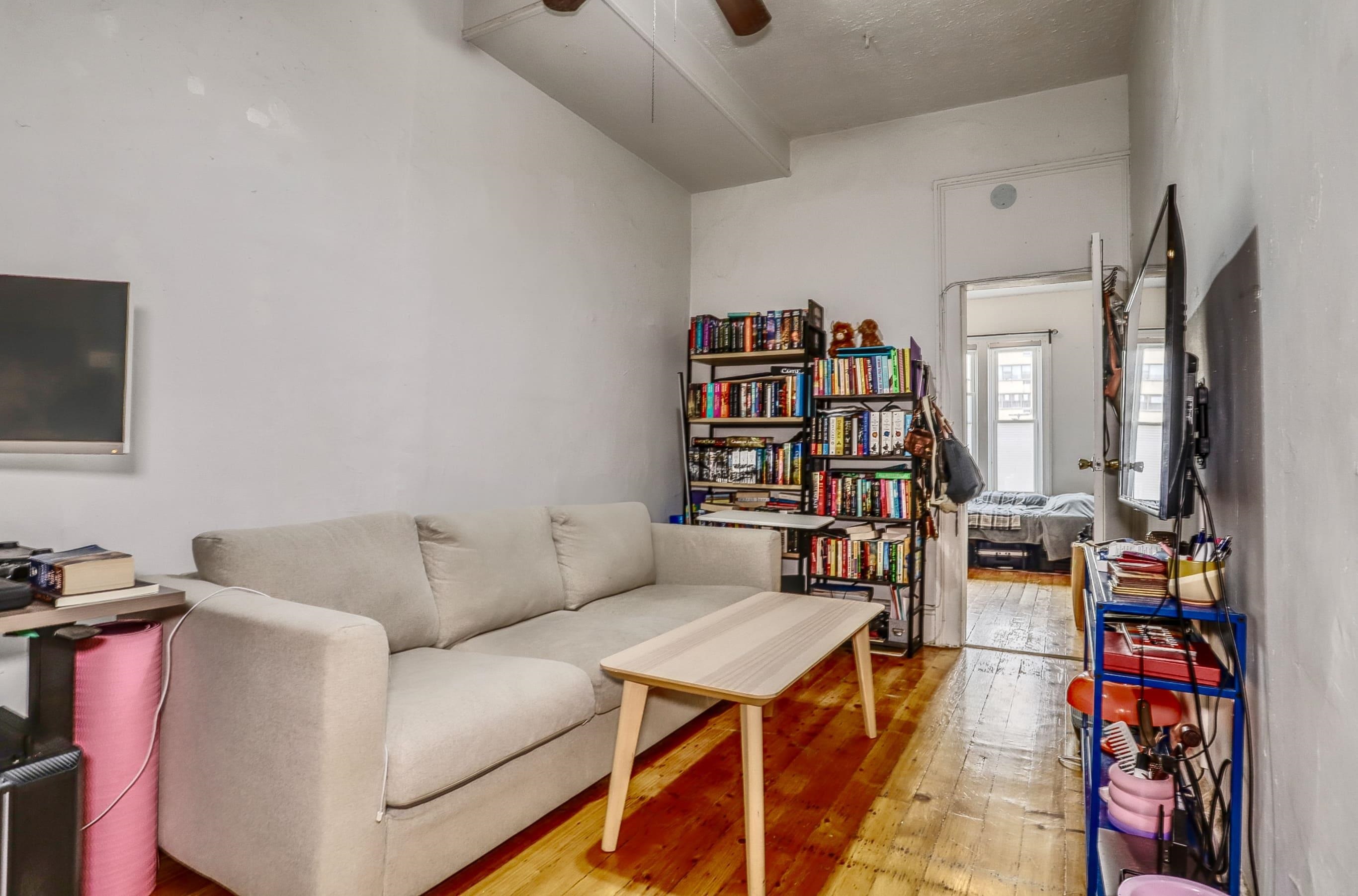 521 WILLOW AVE Unit: 1R