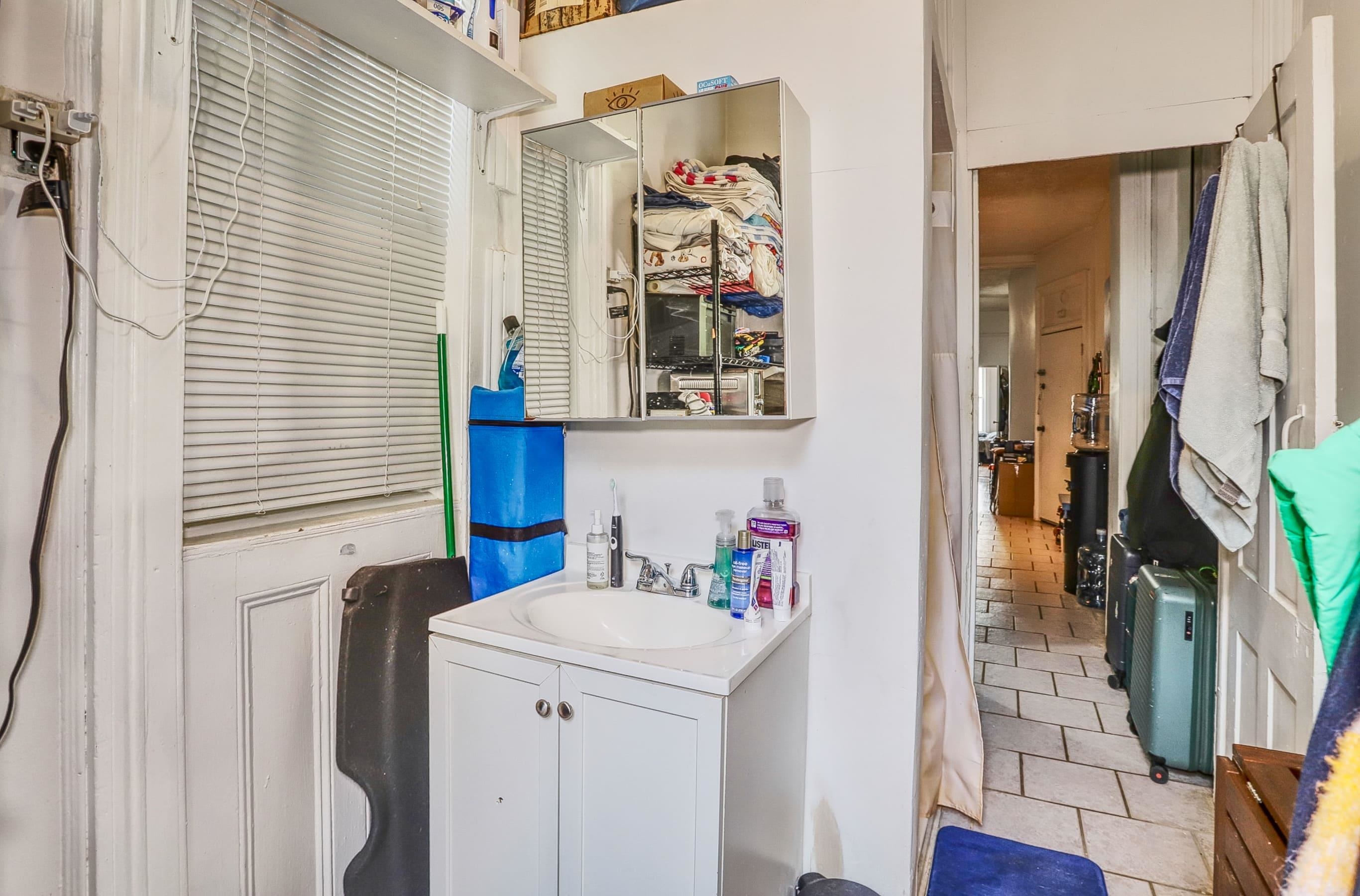 521 WILLOW AVE Unit: 1R