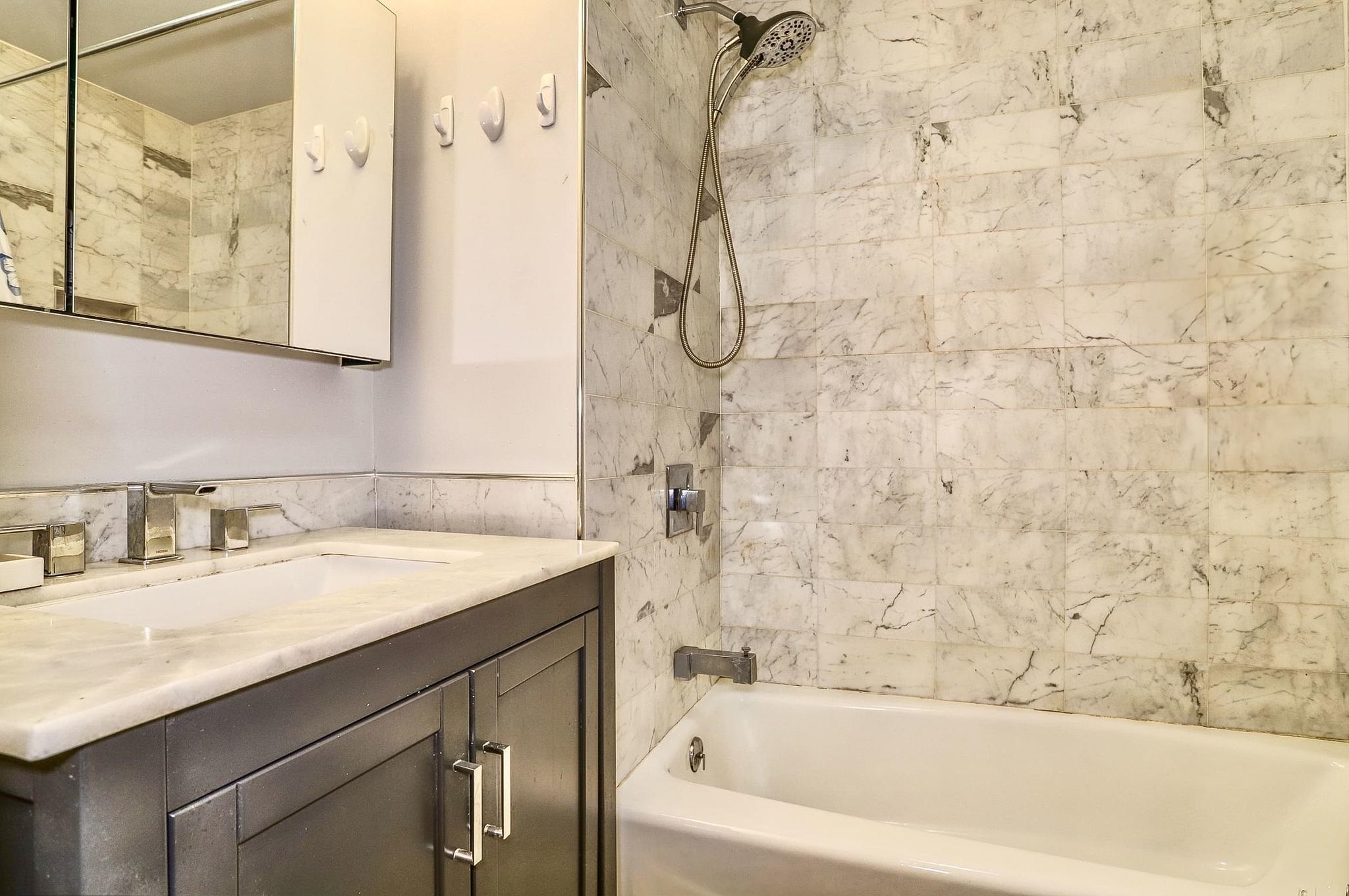 70 PARK AVE Unit: 7 (4R)