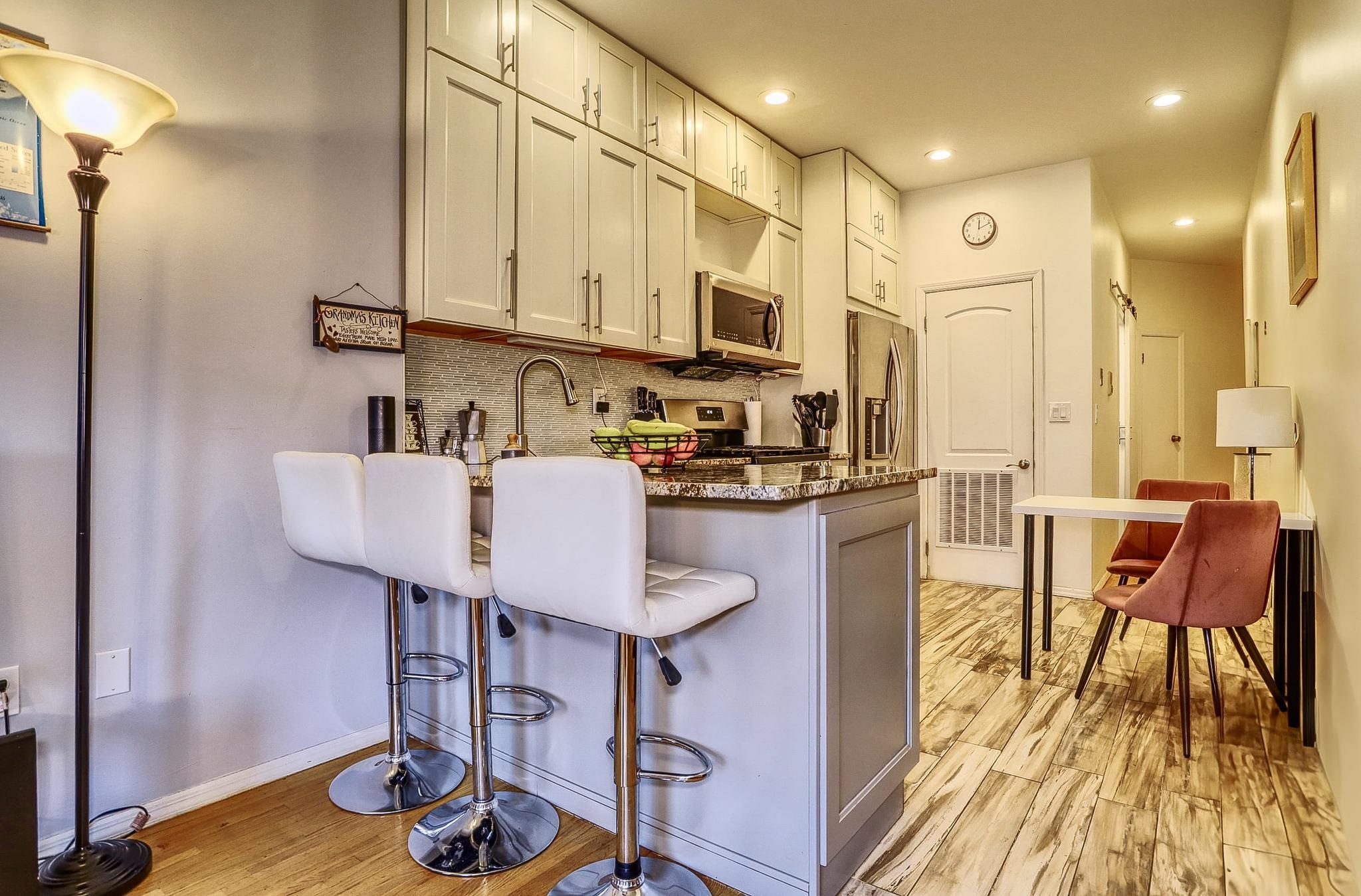 70 PARK AVE Unit: 7 (4R)