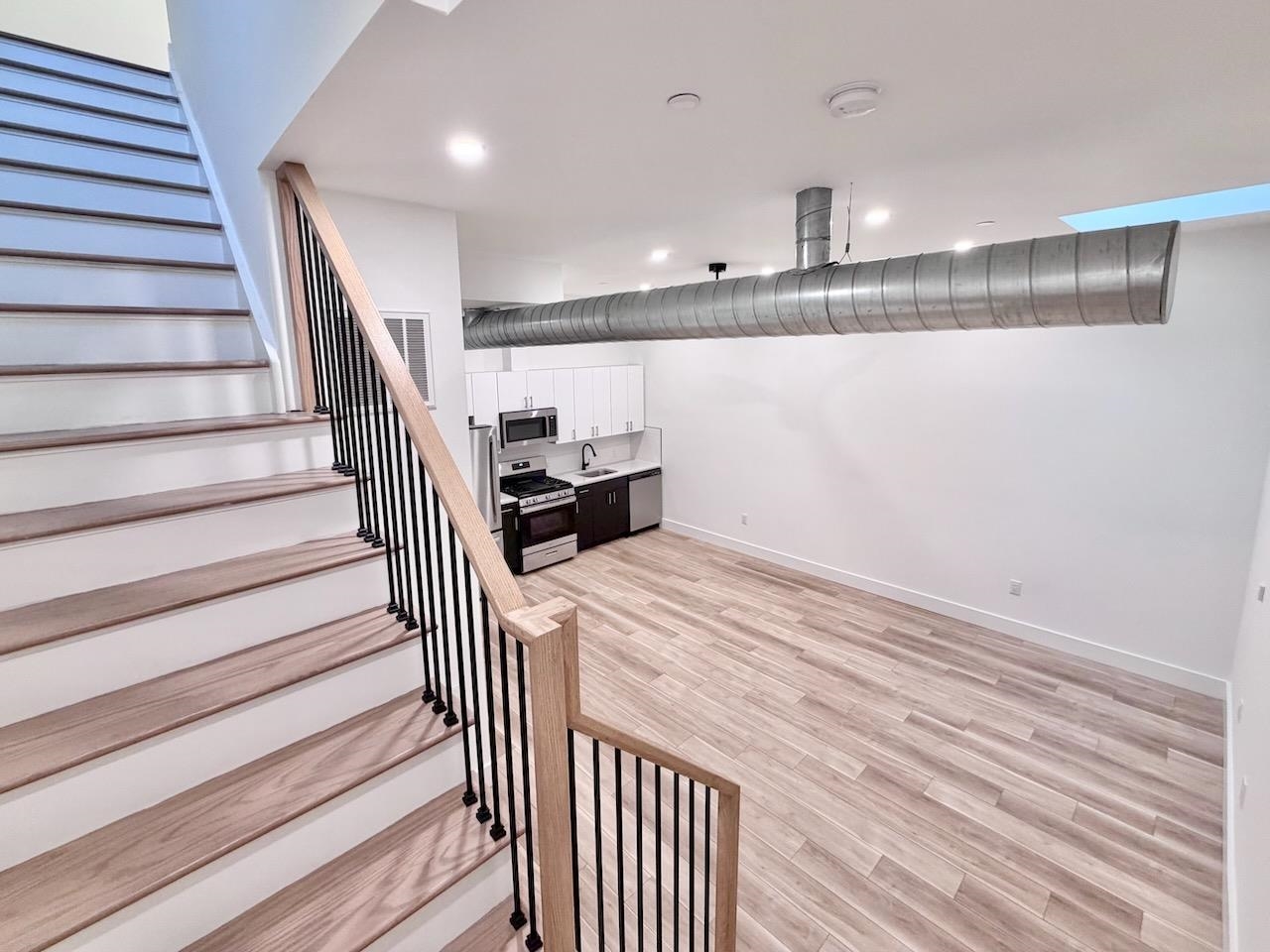 375 MONMOUTH ST Unit: 204