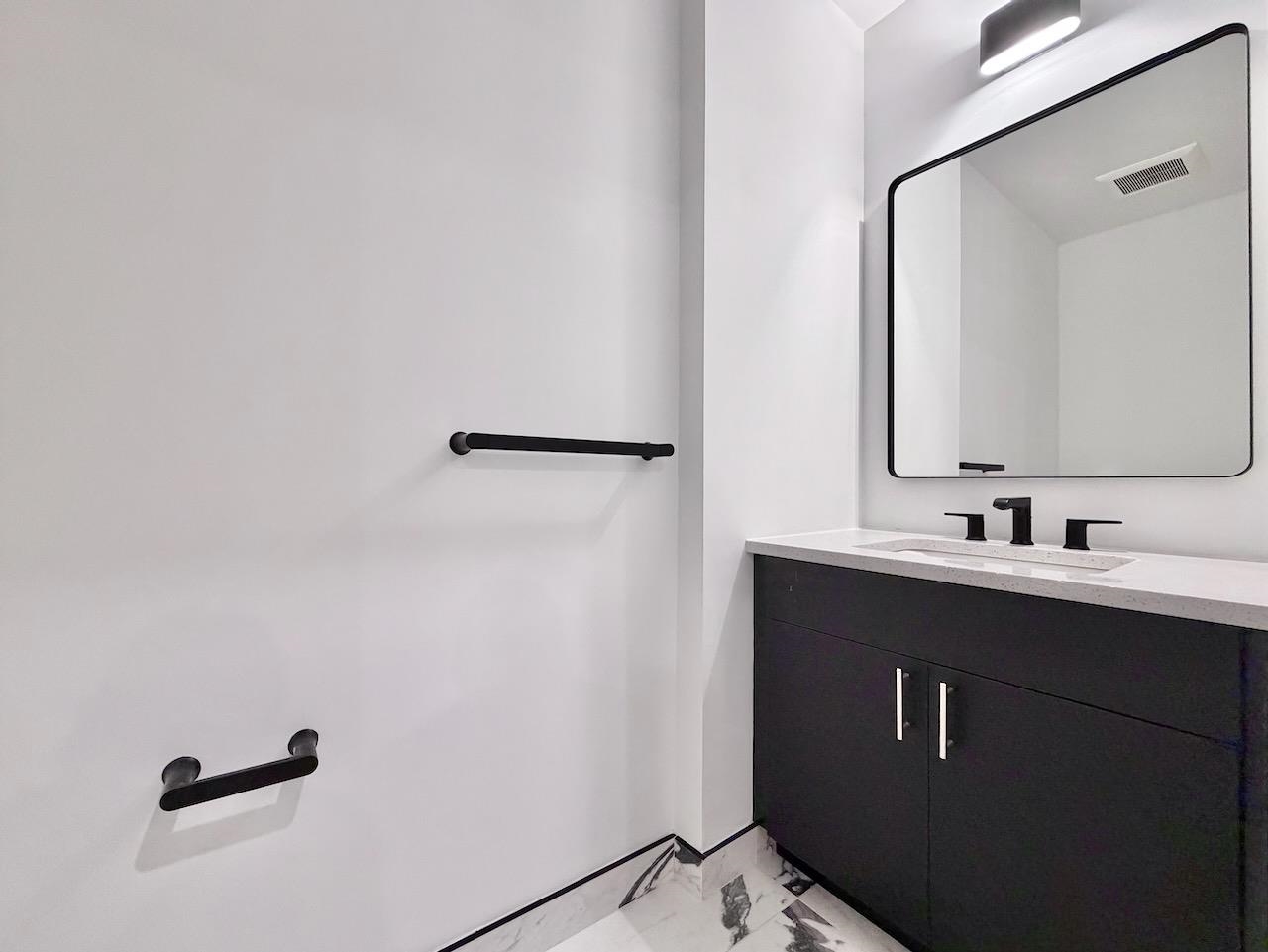 375 MONMOUTH ST Unit: 204