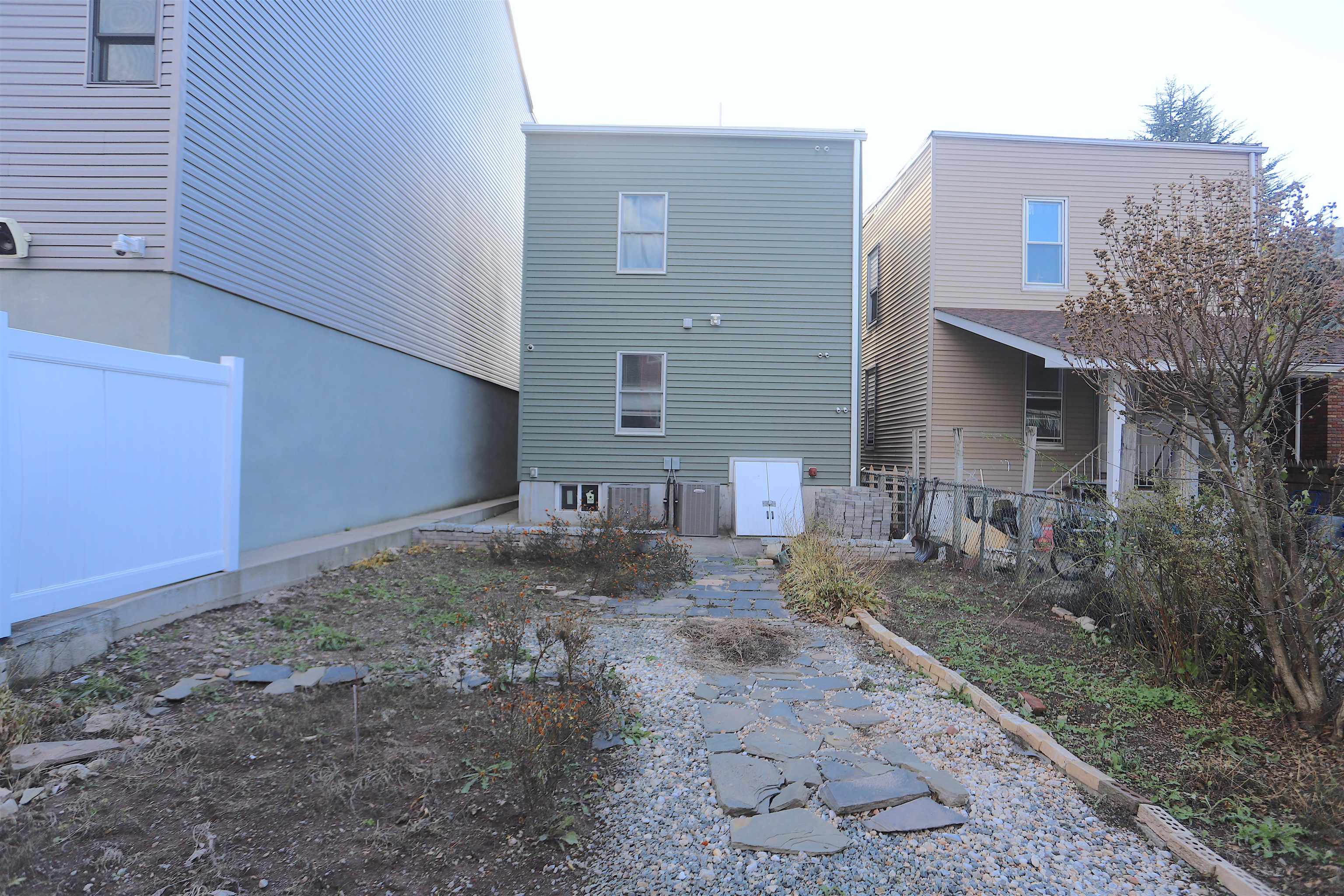 106 POPLAR ST Unit: 1