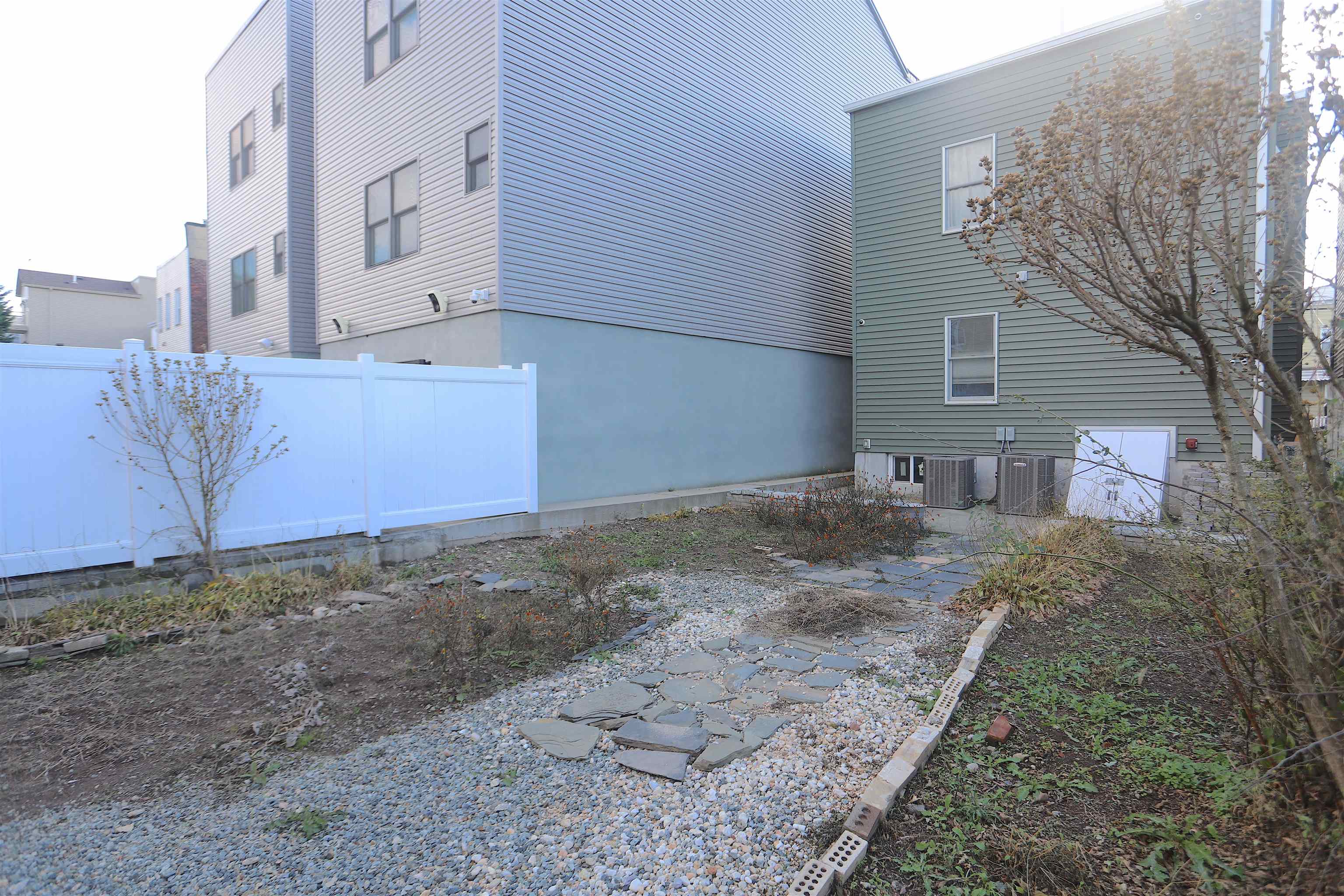 106 POPLAR ST Unit: 1