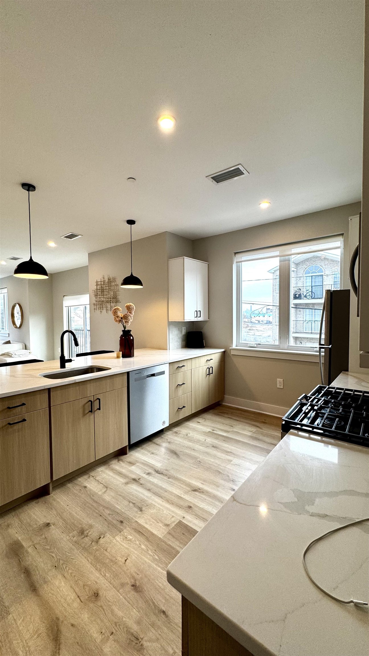 203-205 RANDOLPH AVE Unit: 101