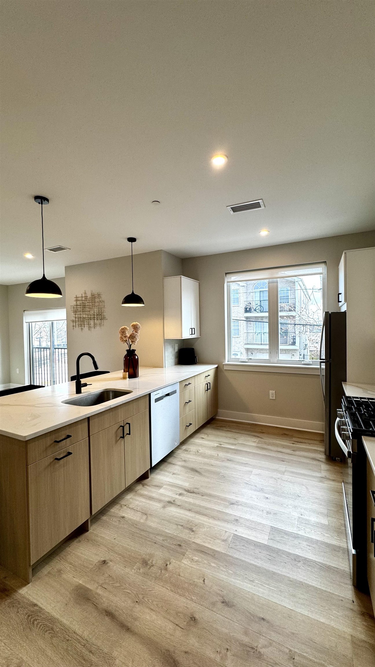 203-205 RANDOLPH AVE Unit: 101