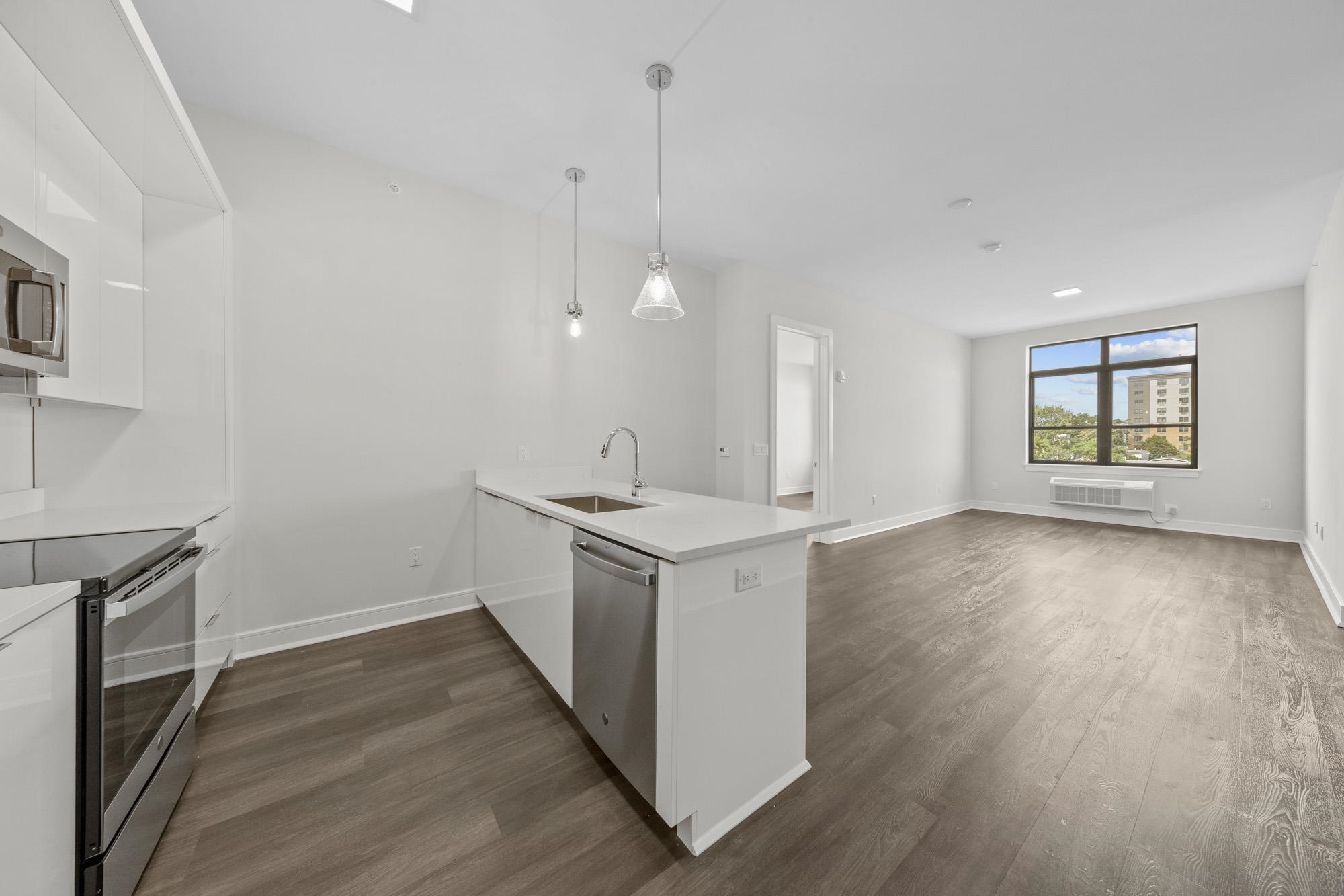 121 34TH ST Unit: 401