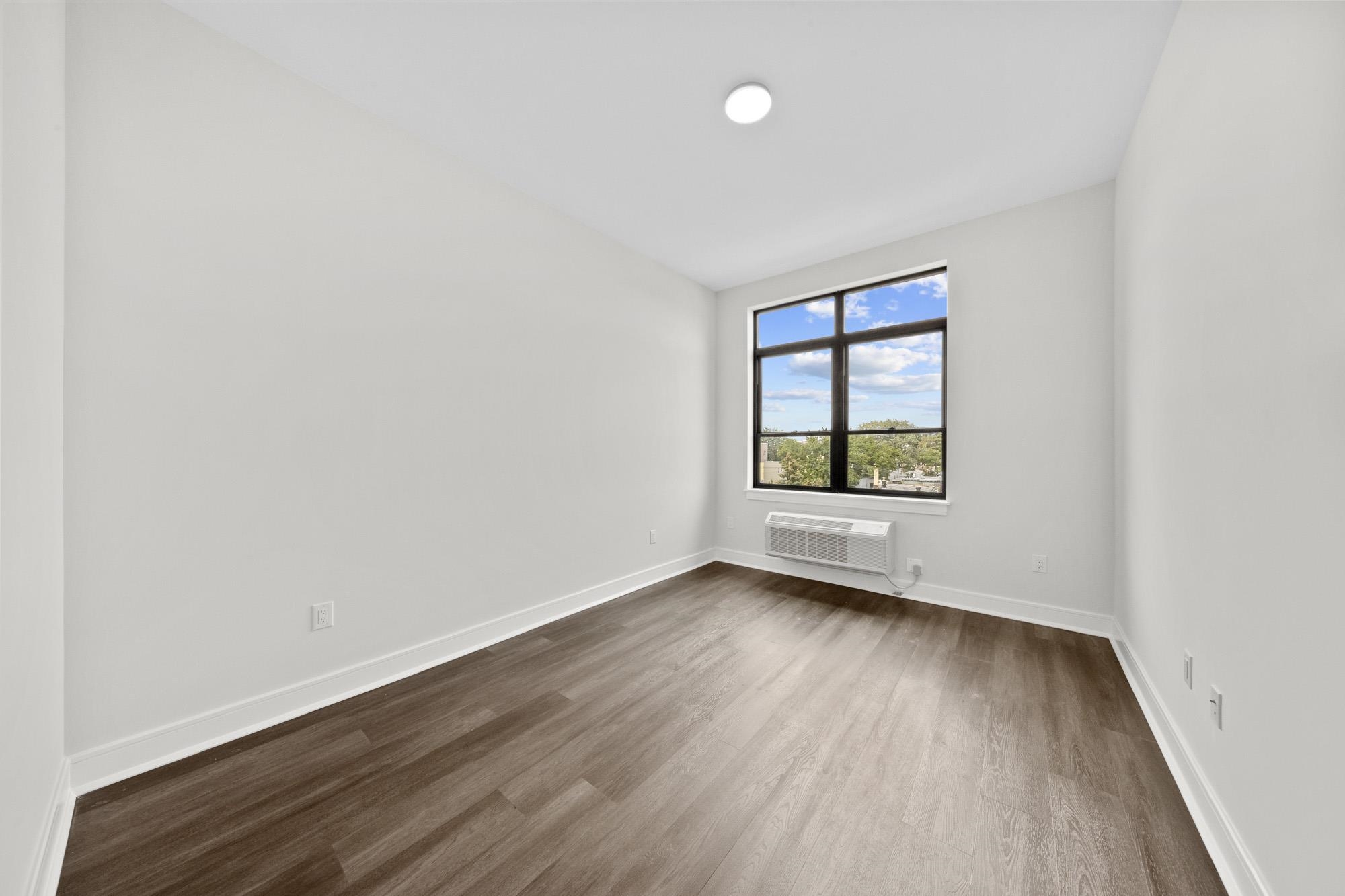 121 34TH ST Unit: 401
