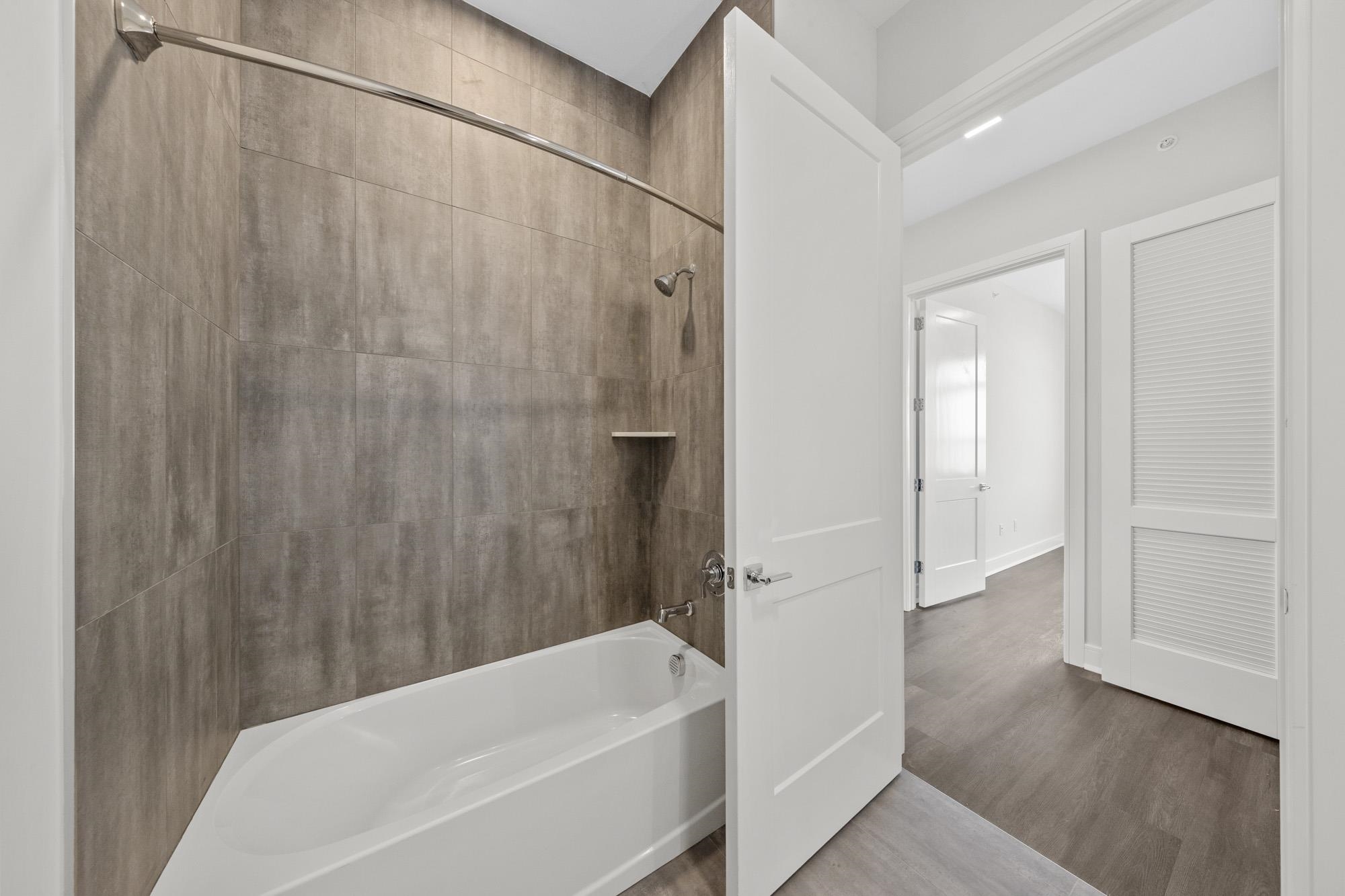 121 34TH ST Unit: 401