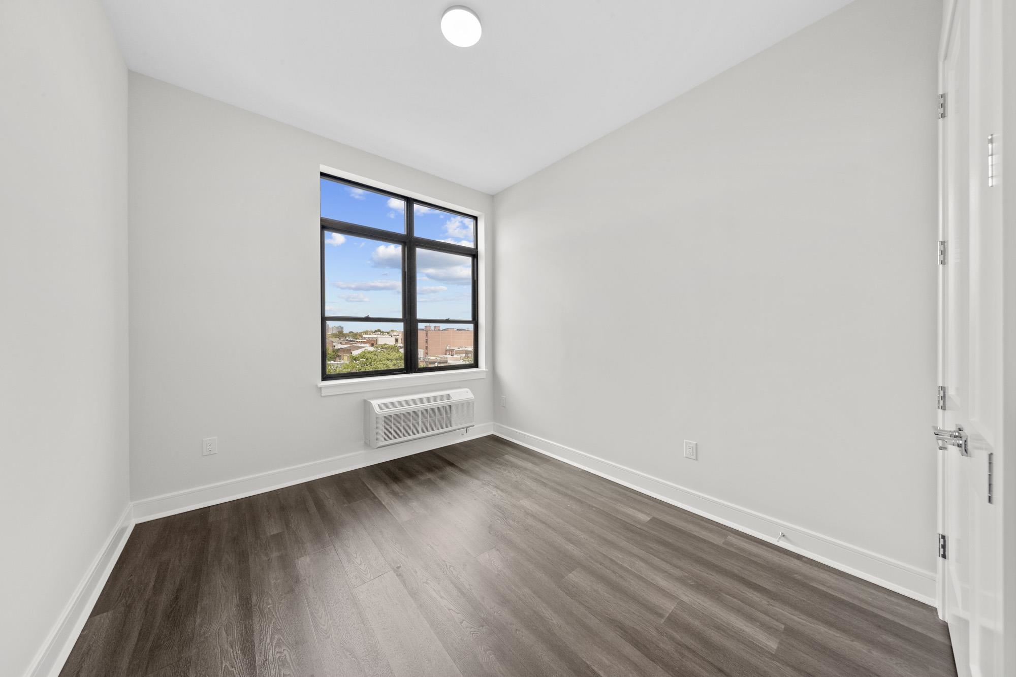 121 34TH ST Unit: 401