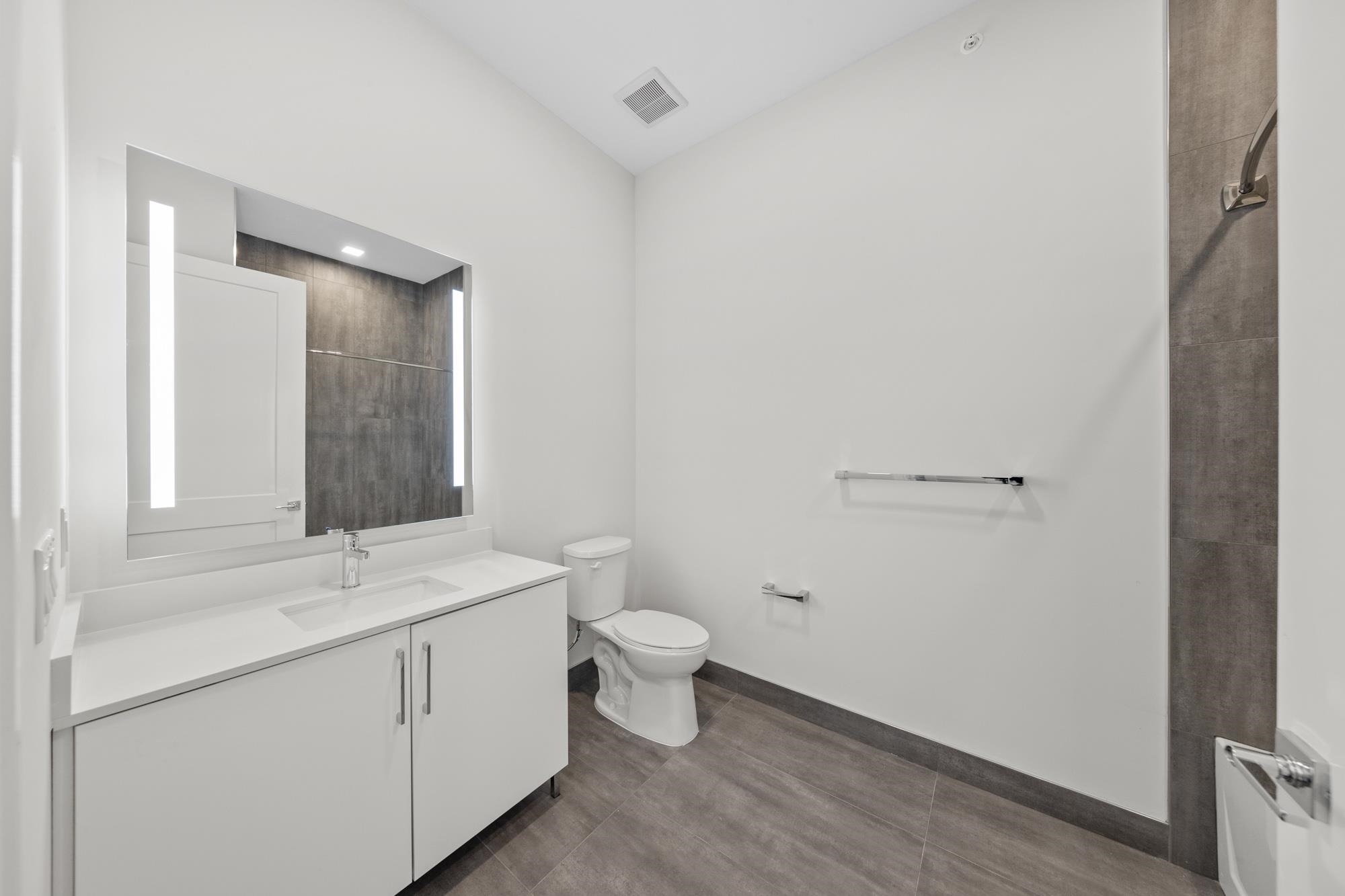 121 34TH ST Unit: 401