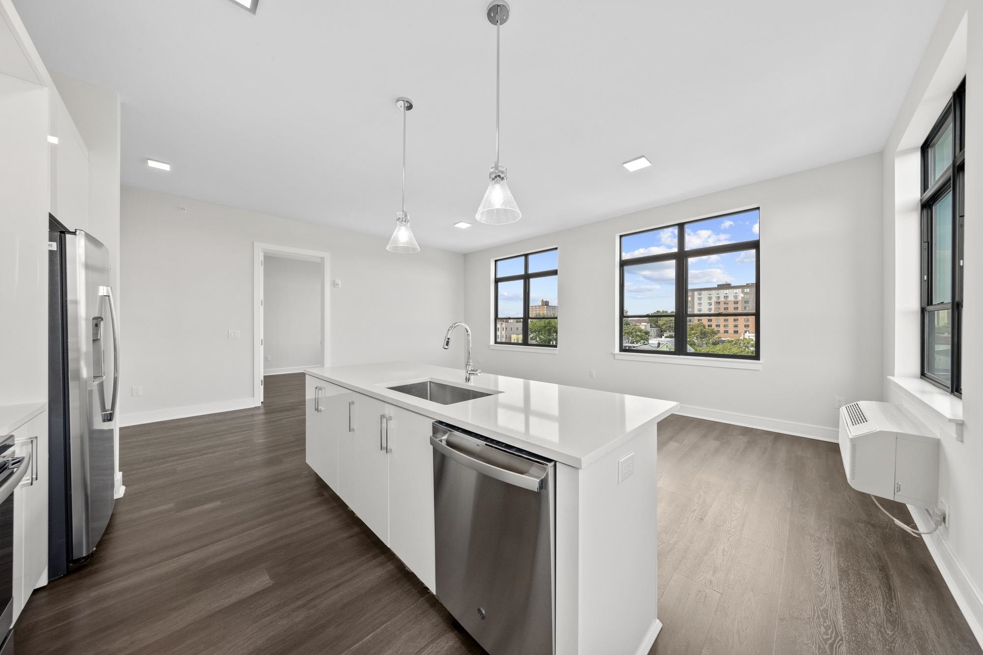 121 34TH ST Unit: 303