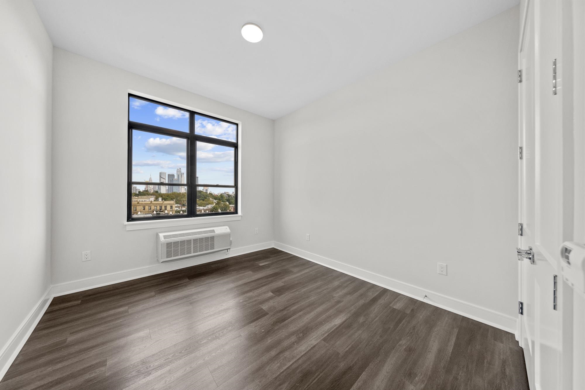 121 34TH ST Unit: 303