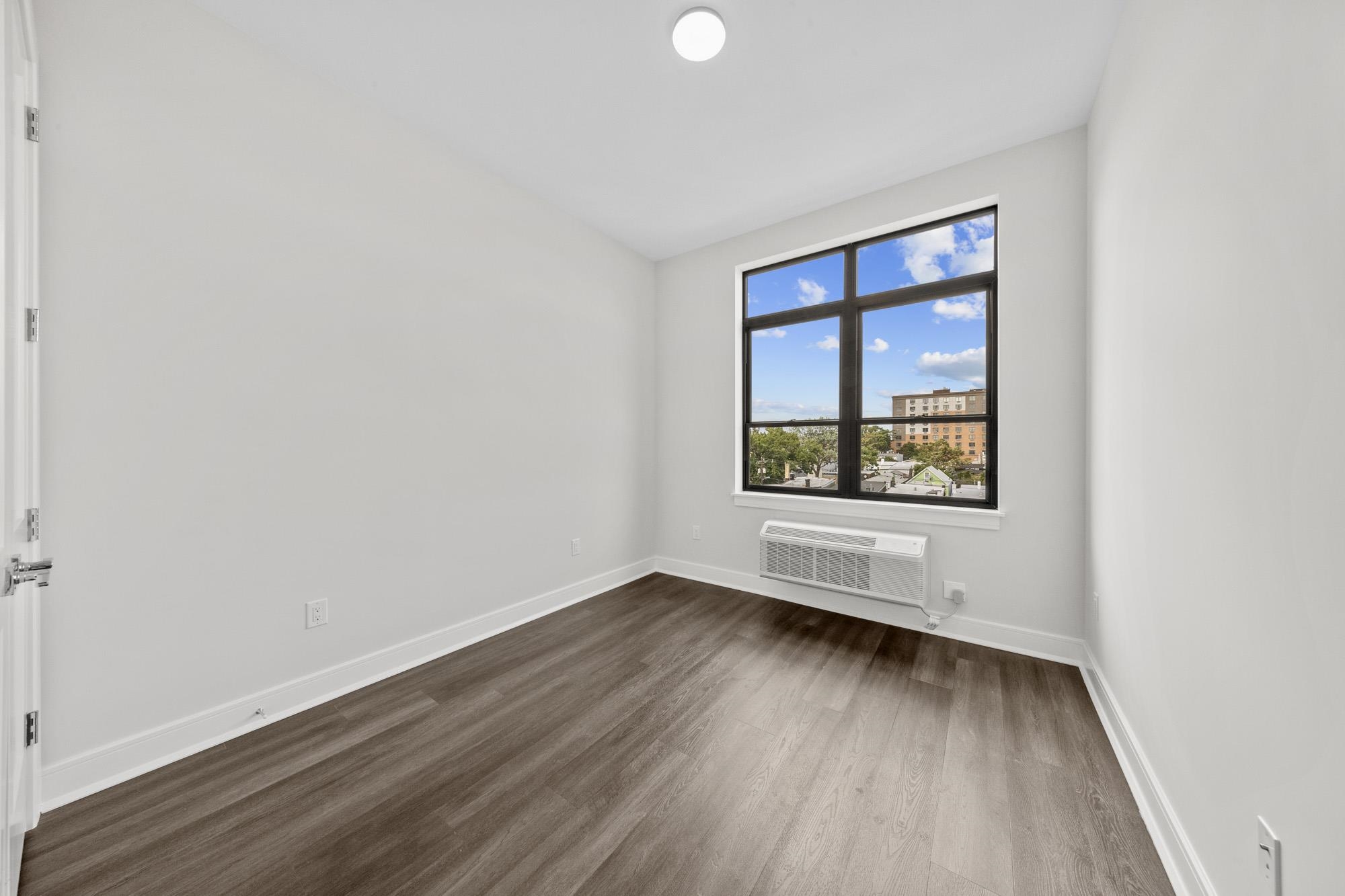 121 34TH ST Unit: 302