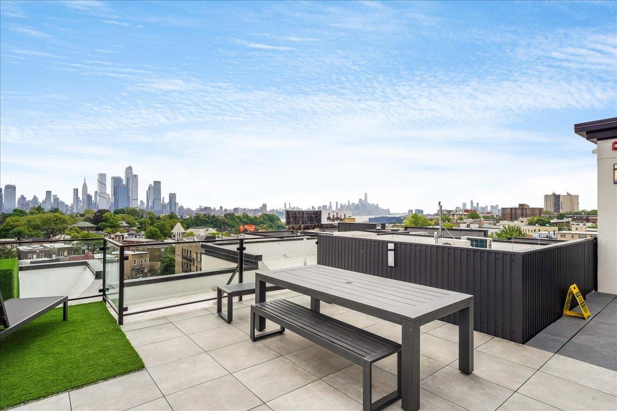 121 34TH ST Unit: 302