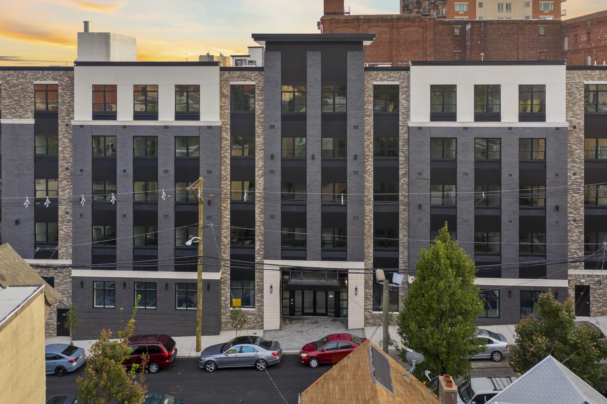 121 34TH ST Unit: 302