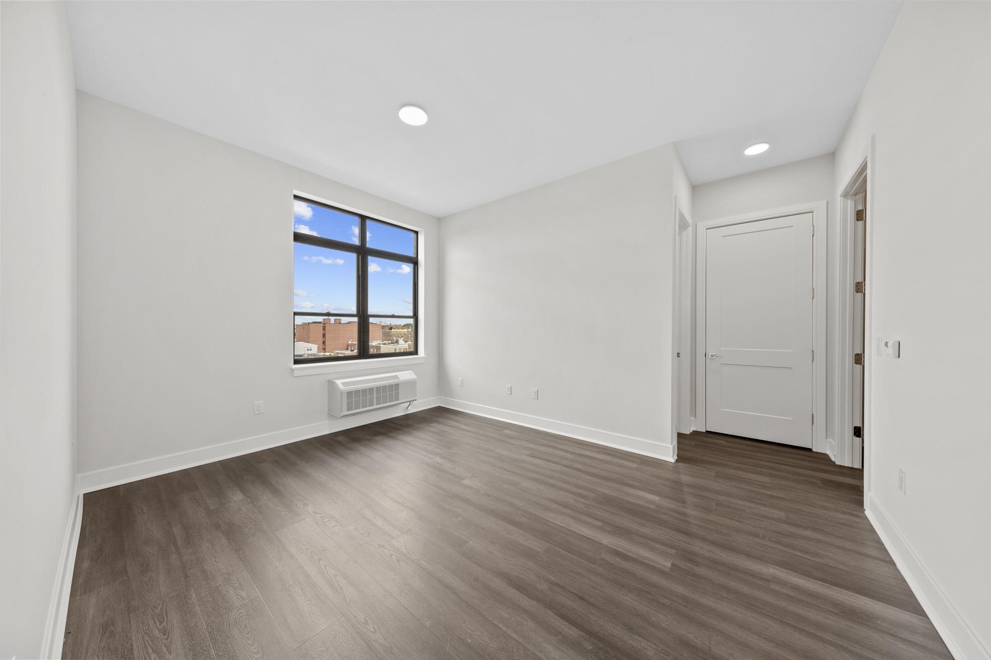 121 34TH ST Unit: 302