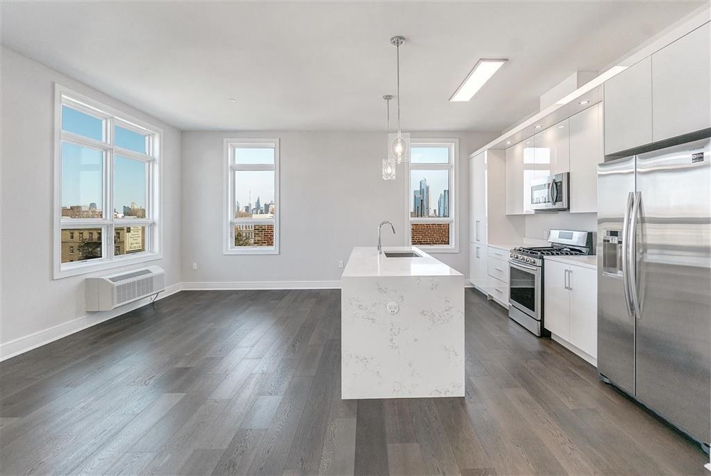 119 PETER ST Unit: 604